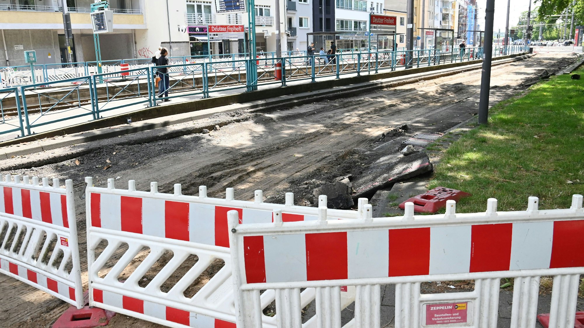 Eine Baustelle an der Deutzer Brücke ist mit Barken abgesperrt.