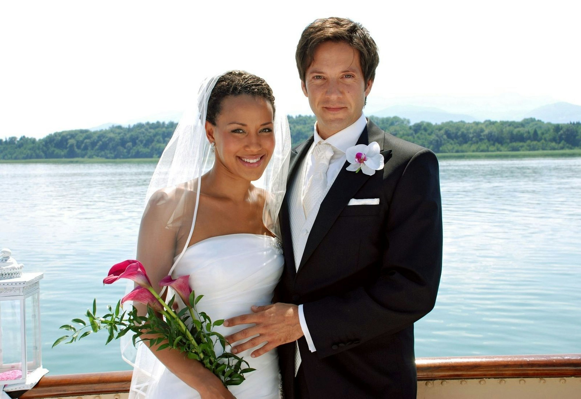 Samia (Dominique Siassia) und Gregor (Christof Arnold) gaben sich nach stürmischen Zeiten 2008 bei einer romantischen Zeremonie am Ende der dritten Staffel das Jawort. (Bild: ARD / Jo Bischoff)