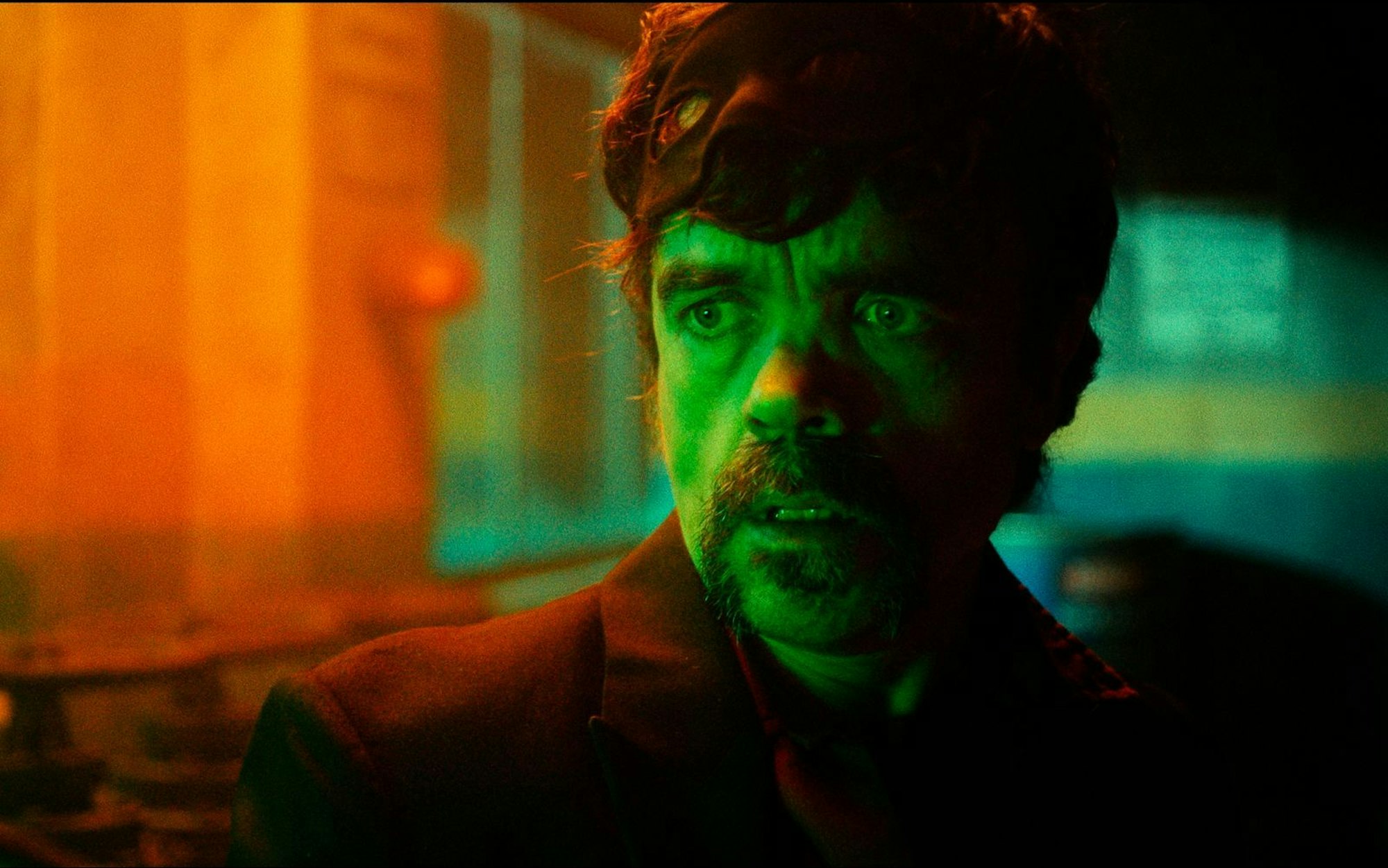 Hausmeister Winston (Peter Dinklage) verwandelt sich vom menschlichen Fußabtreter in einen mächtigen (Anti-)Helden. (Bild: TM & 2025 Legendary/Capelight)