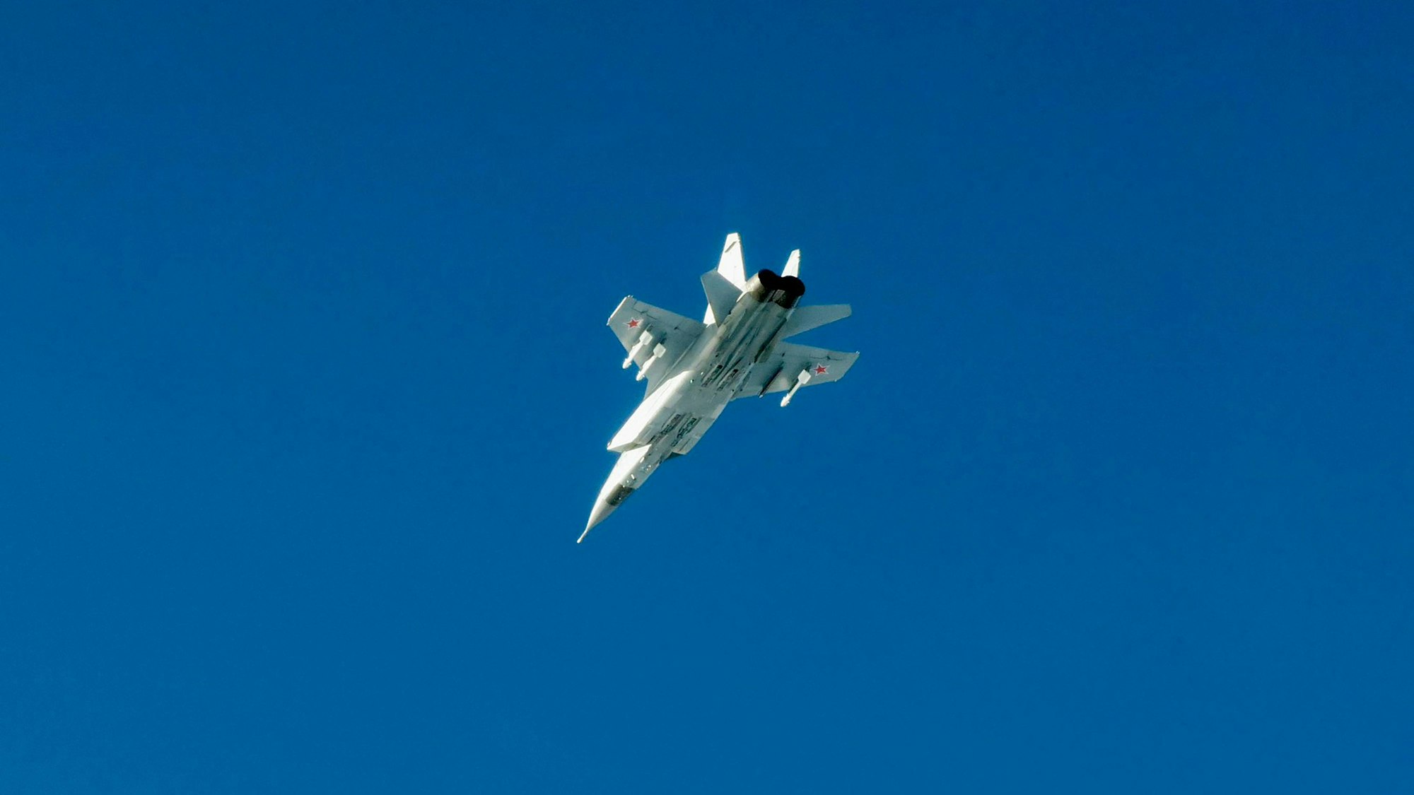 Dieses am 19. September 2025 von der schwedischen Luftwaffe veröffentlichte Handout-Bild zeigt eine russische MIG-31, die über der Ostsee fliegt.