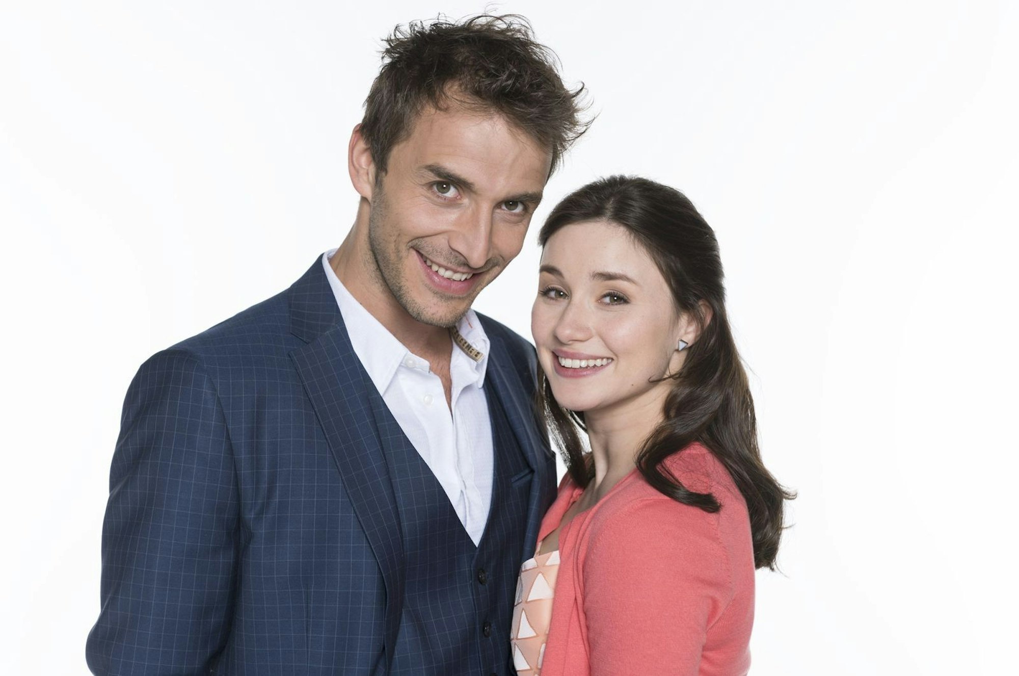 In der zwölften Staffel, die im Juli 2016 startete, fanden Clara Morgenstern (Jeannine Michèle Wacker) und Adrian Lechner (Max Alberti) ihr Glück. Anschließend ging das frischvermählte Ehepaar nach Japan, wo Adrian ein bayrisches Restaurant eröffnete. (Bild: ARD / Ralf Wilschewski)