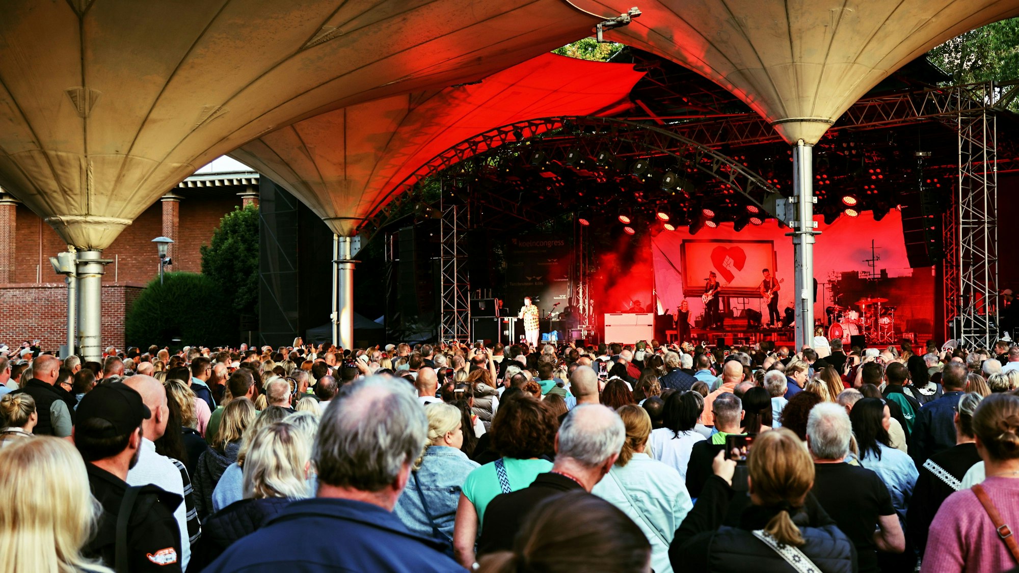 Blick auf die Tanzbrunnen-Bühne beim Konzert.