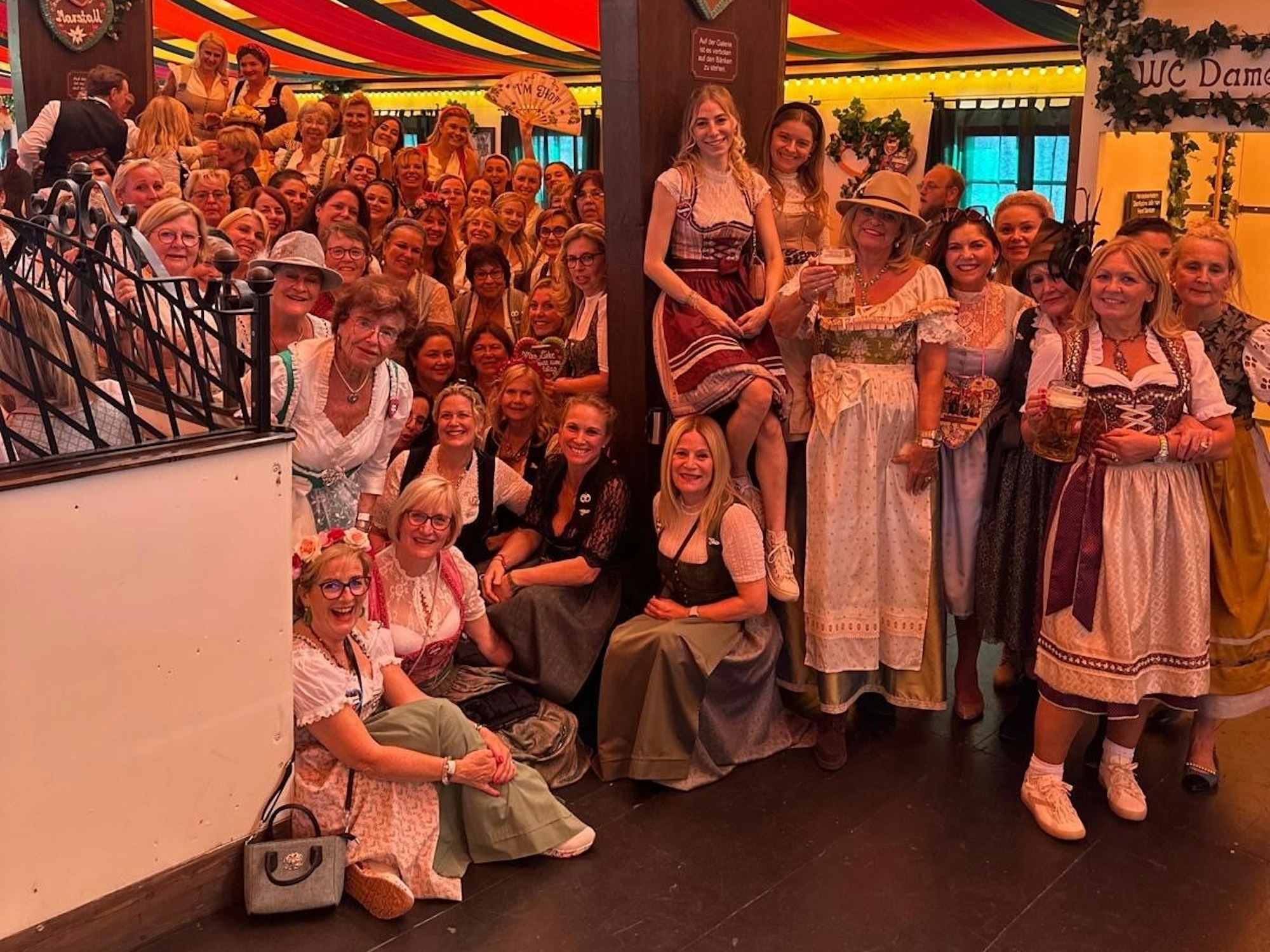 Gruppenfoto der Colombinen auf dem Oktoberfest.