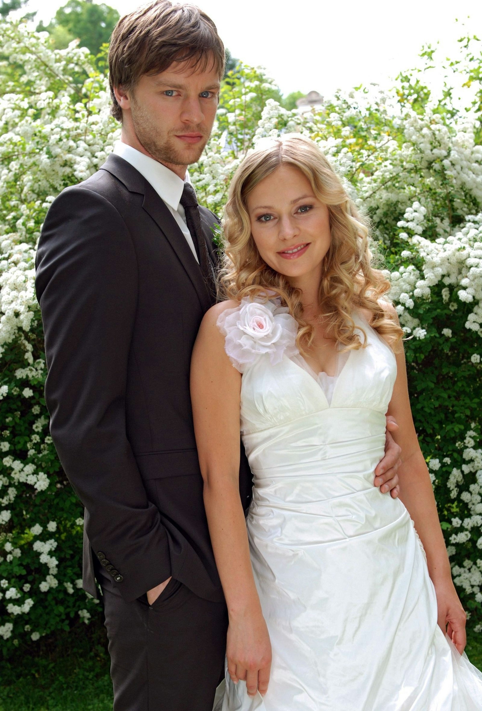 Ein Traum in Weiß: Zum Finale der fünften Staffel im August 2010 heiratete Sandra (Sarah Stork) endlich ihren Lukas (Wolfgang Cerny). (Bild: ARD / Ann Paur)
