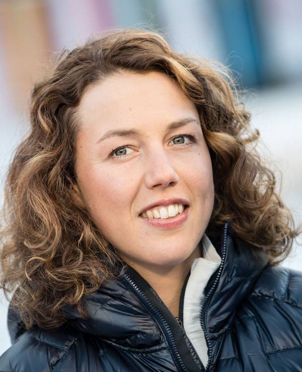 Laura Dahlmeier lächelt in die Kamera.