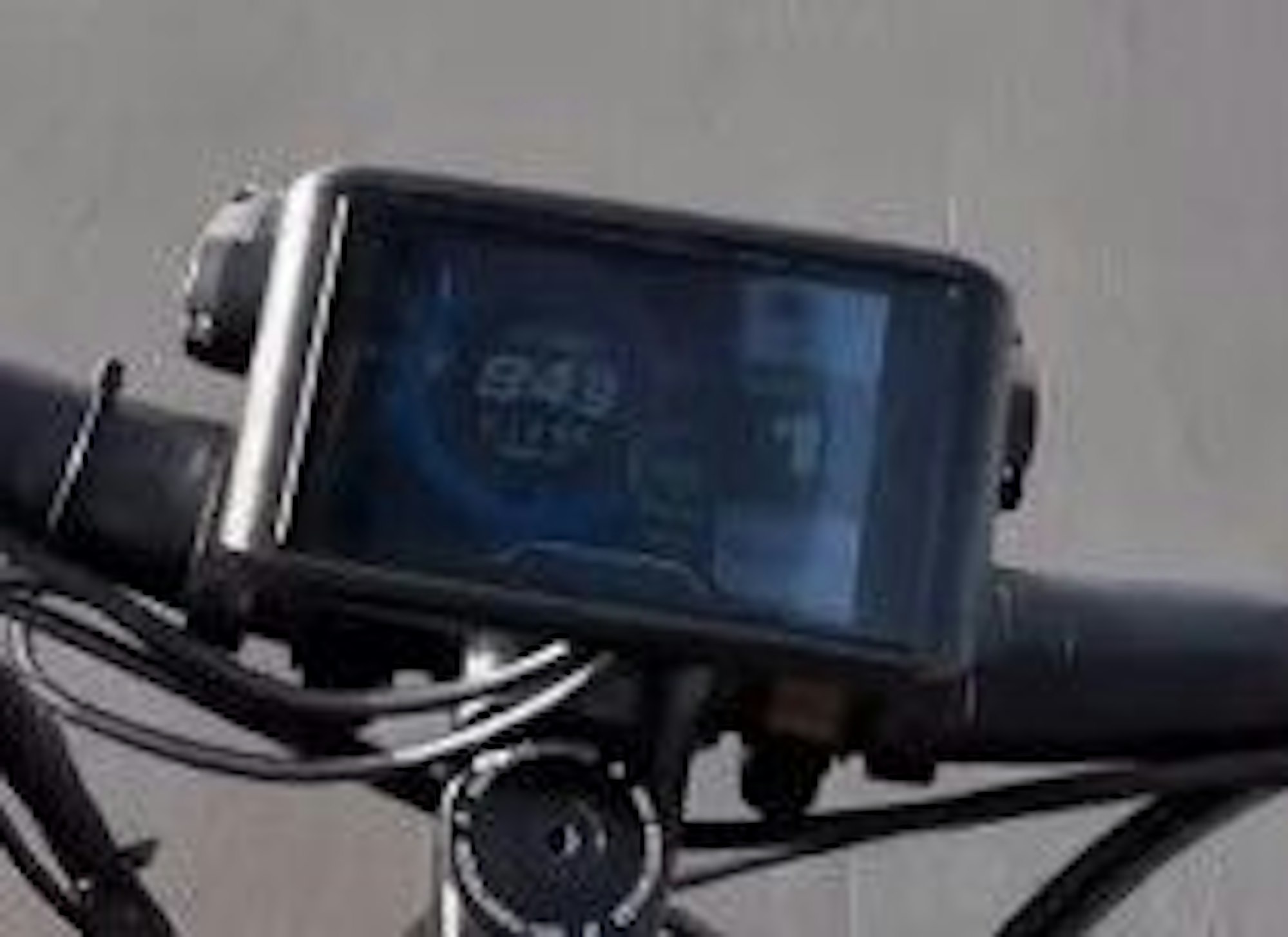 Der Tacho des Bikes zeigt eine Geschwindigkeit von 94 km/h.