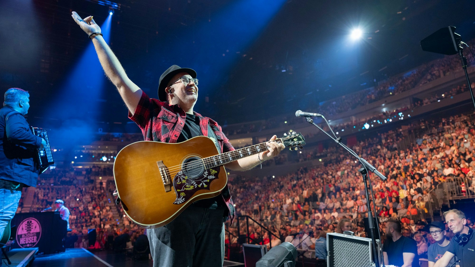Björn Heuser singt gemeinsam mit seinem Publikum (Archivfoto). „Kölle singt“ ist das große Mitsing-Konzert von Björn Heuser in der Lanxess-Arena. Jetzt könnt ihr Tickets gewinnen.