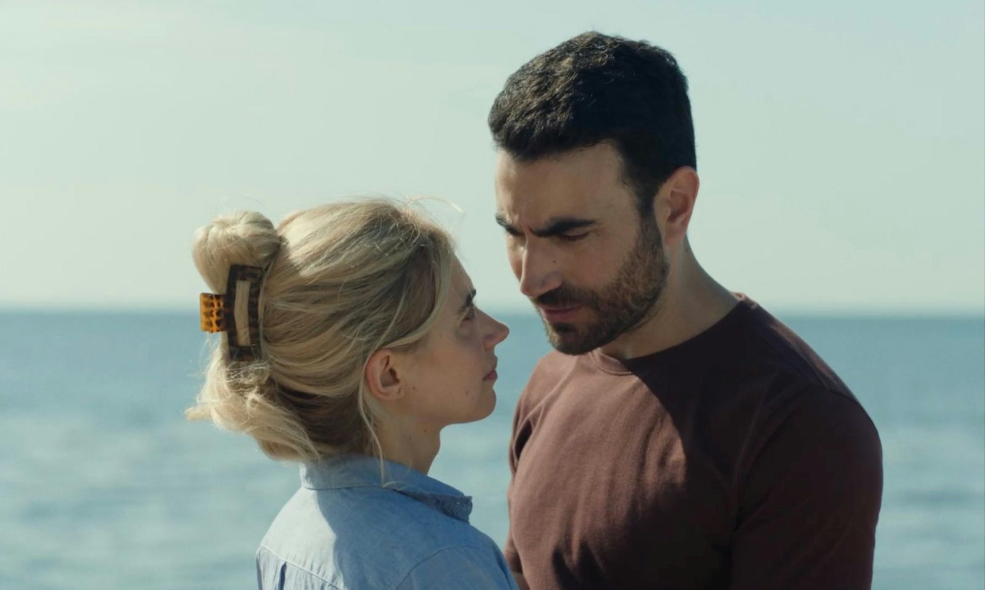 Laura (Imogen Poots) und Simon (Brett Goldstein) sind sich unendlich vertraut und doch keine wissenschaftlich bestätigten Seelenverwandten. (Bild: © Apple TV + / Tereza Cervenova)