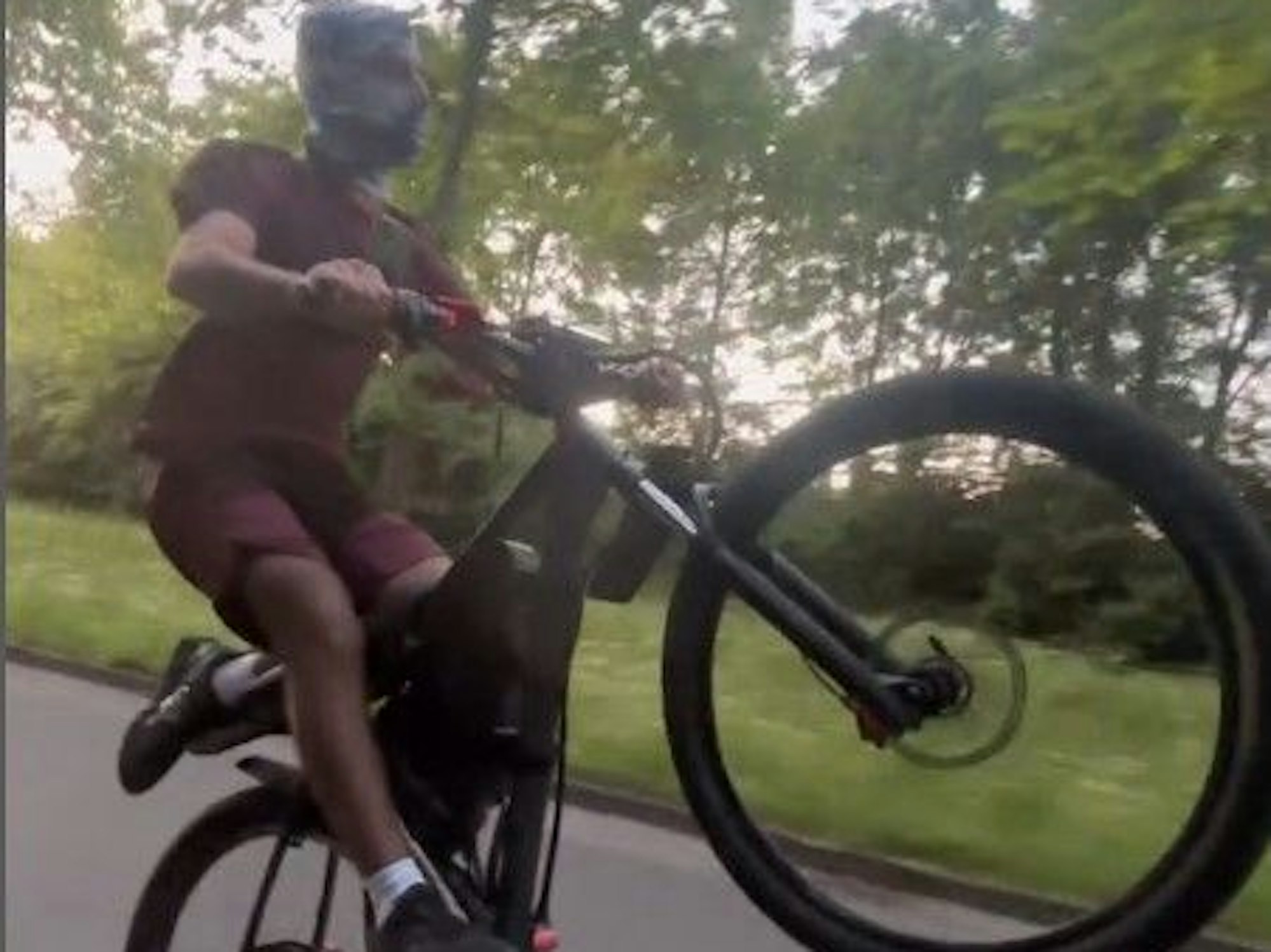 Hier trägt der E-Bike-Fahrer ein Tuch vor dem Gesicht, als er vorführt, wie schnell sein E-Bike ist: Tempo 127 km/h.