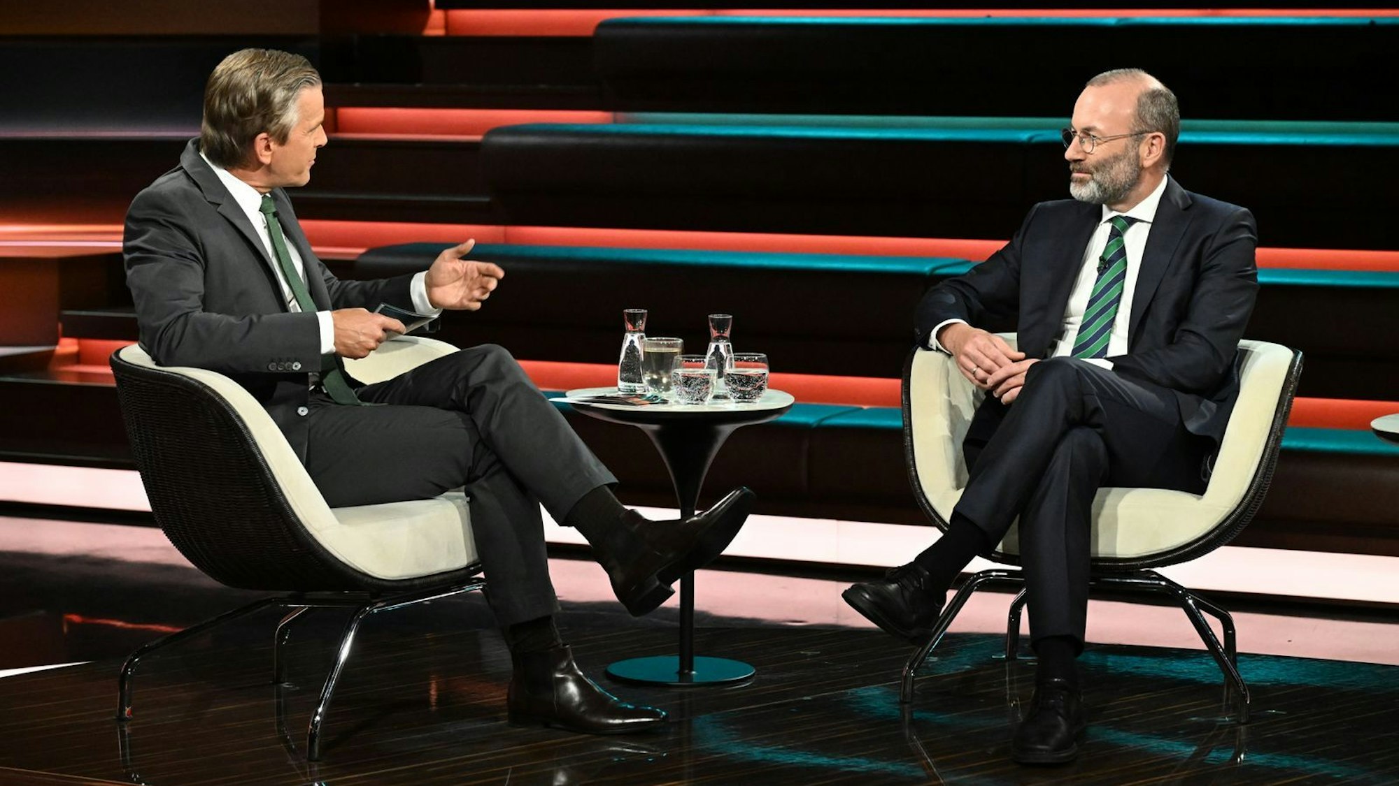 In der Debatte mit Markus Lanz geriet Manfred Weber in Erklärungsnot, als es um die vielen Richtlinienvorschläge der EU-Kommission ging. (Bild: ZDF / Cornelia Lehmann)