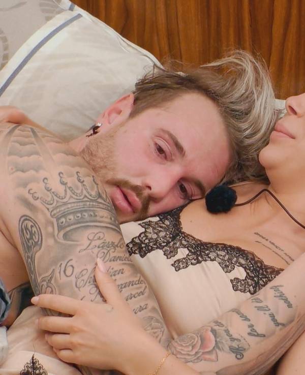 Dennis und Tara im Bett im „Sommerhaus der Stars“