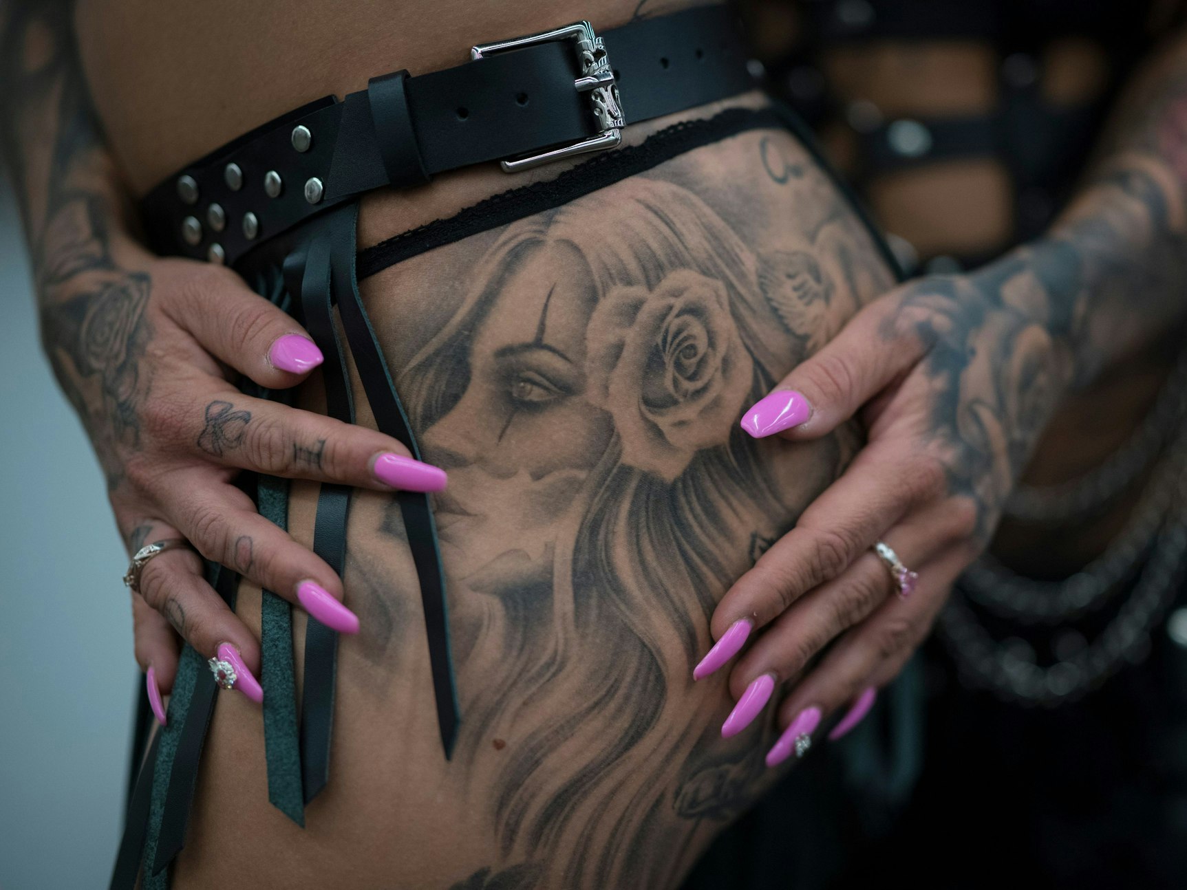 Tätowierte Frauen zeigen ihre Tätowierungen auf der Tattoo-Convention in Frankfurt.