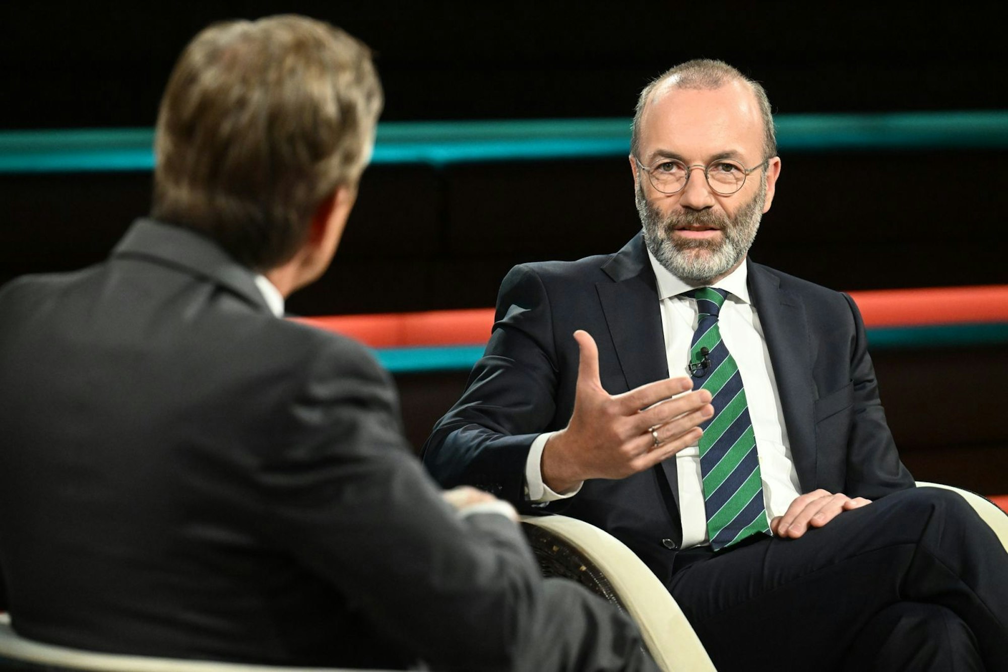 Im Gespräch mit dem ZDF-Moderator äußerte sich Weber vorsichtig zur Europa-Kritik von Donald Trump bei den Vereinten Nationen. (Bild: ZDF / Cornelia Lehmann)