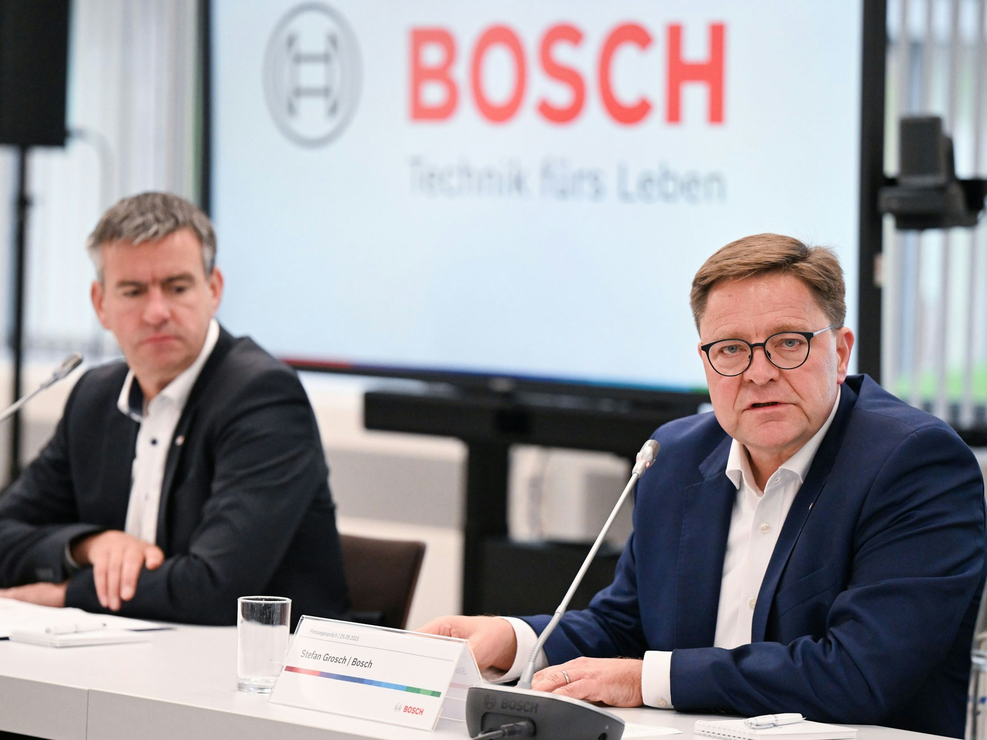 Stefan Grosch (r), Geschäftsführer und Arbeitsdirektor der Robert Bosch GmbH, spricht bei einer Pressekonferenz über Stellenabbau. Links: Thomas Pauer, der Vorsitzende des Bereichsvorstand Power Solutions der Robert Bosch GmbH