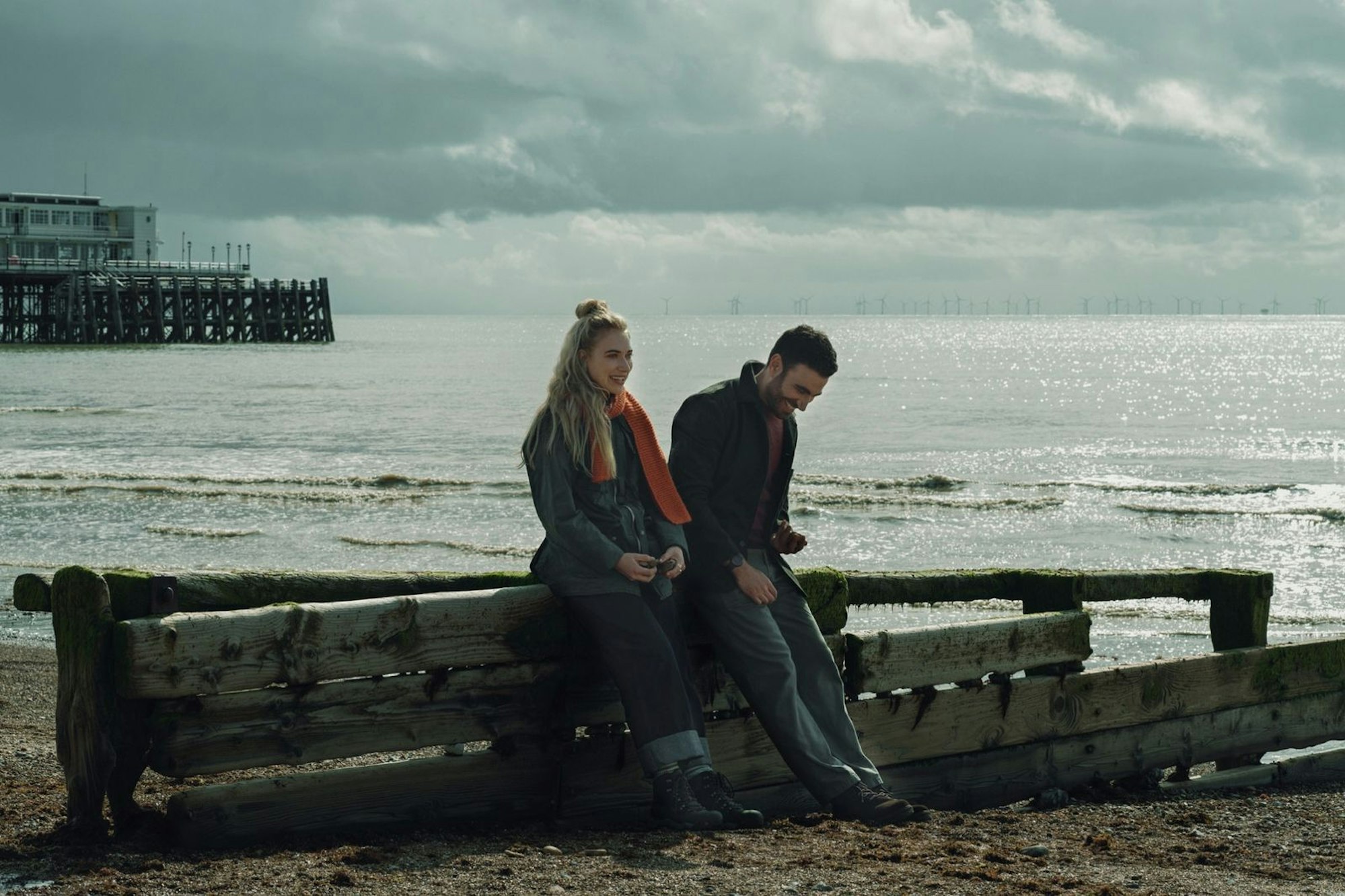 Laura (Imogen Poots) und Simon (Brett Goldstein) nutzen jede freie Minute, die sie aus ihrem Alltag entfliehen können, für gemeinsame Ausflüge. (Bild: © Apple TV + / Tereza Cervenova)