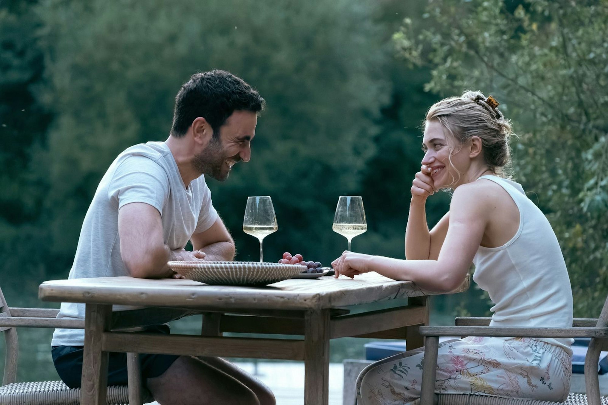 Die Fakten sprechen dagegen: Simon (Brett Goldstein) und Laura (Imogen Poots) beginnen trotzdem eine leidenschaftliche Affäre. (Bild: © Apple TV + / Tereza Cervenova)