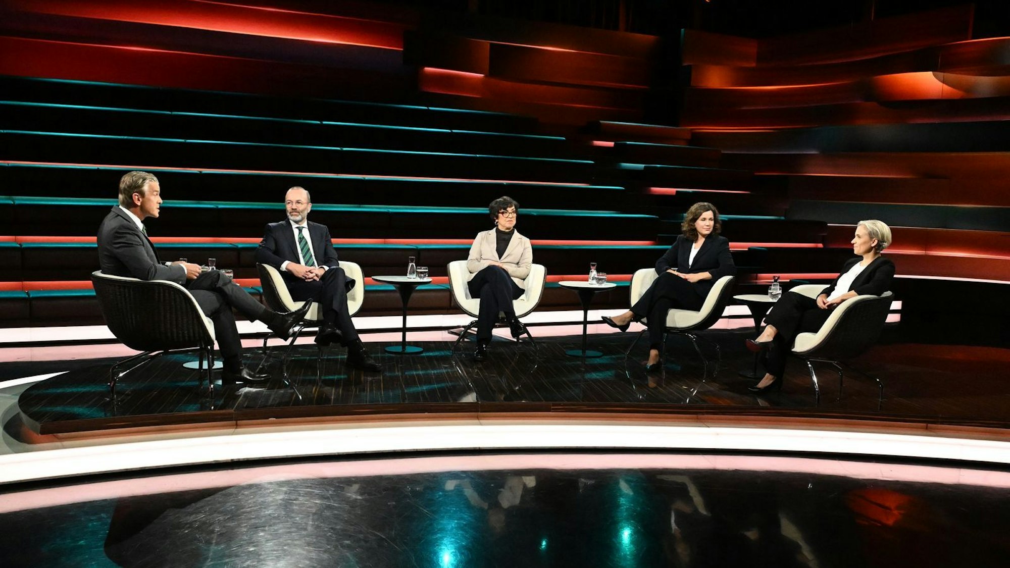 Am Mittwochabend debattierte Markus Lanz nicht nur über das Handeln der EU-Kommission, sondern auch den weiteren Verlauf des Ukrainekrieges sowie den Konflikt in Nahost. (Bild: ZDF / Cornelia Lehmann)