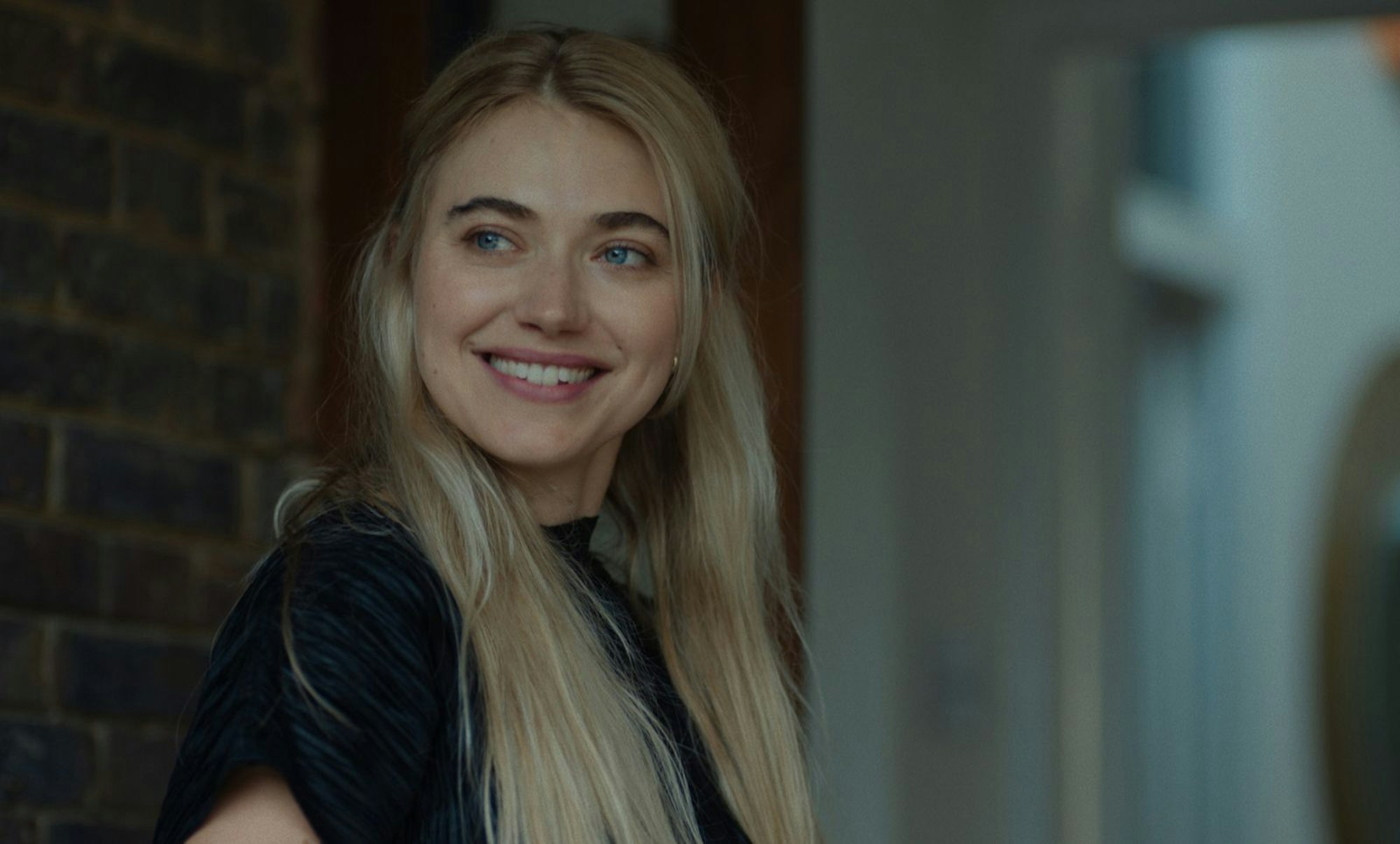 Laura (Imogen Poots) sucht im Leben nach Sicherheit und Liebe. Beides kann ihr ein Mann allein nicht geben. (Bild: © Apple TV +)