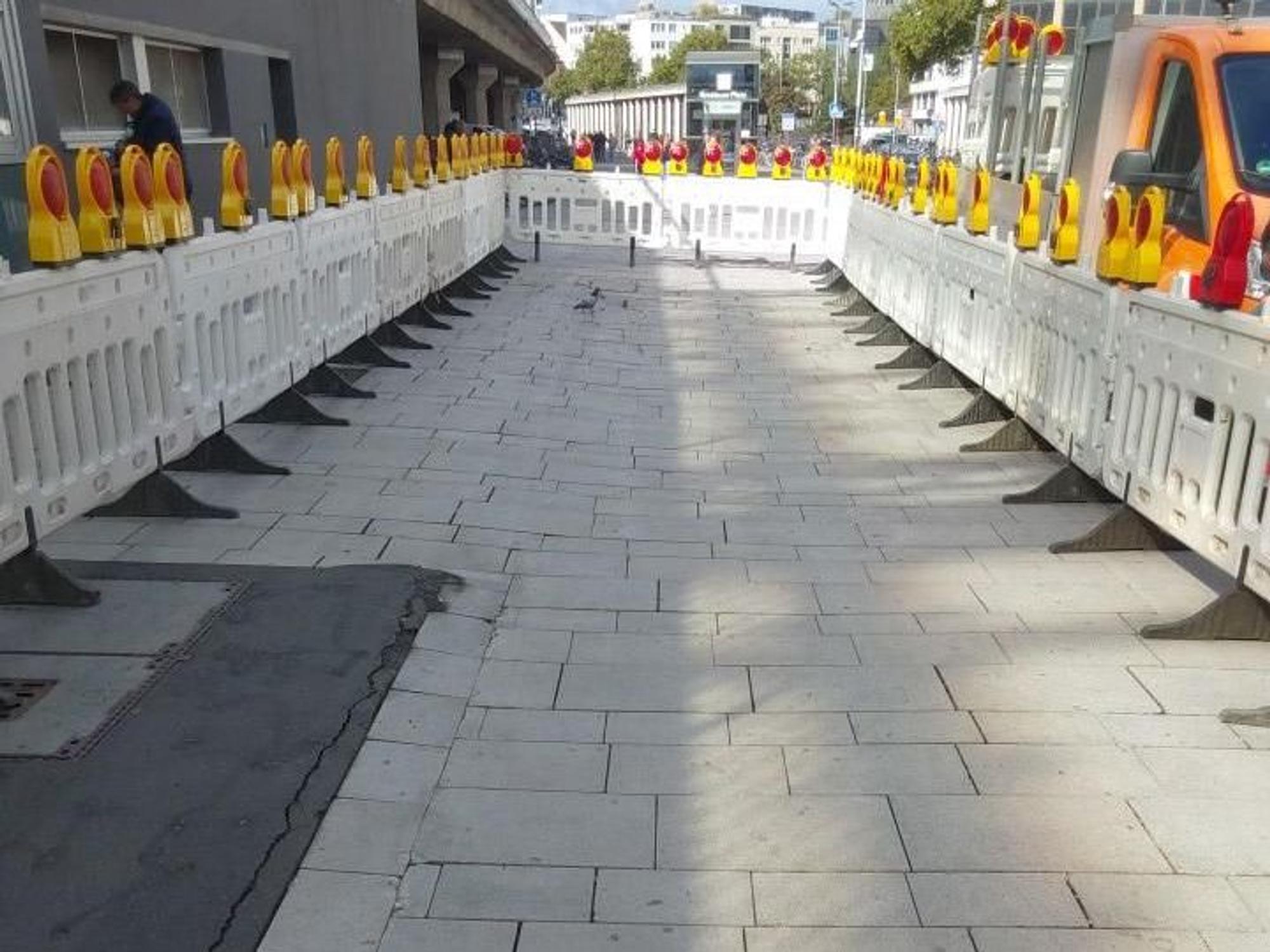 Die Bodenabsackung auf dem Breslauer Platz direkt am Kölner Hauptbahnhof