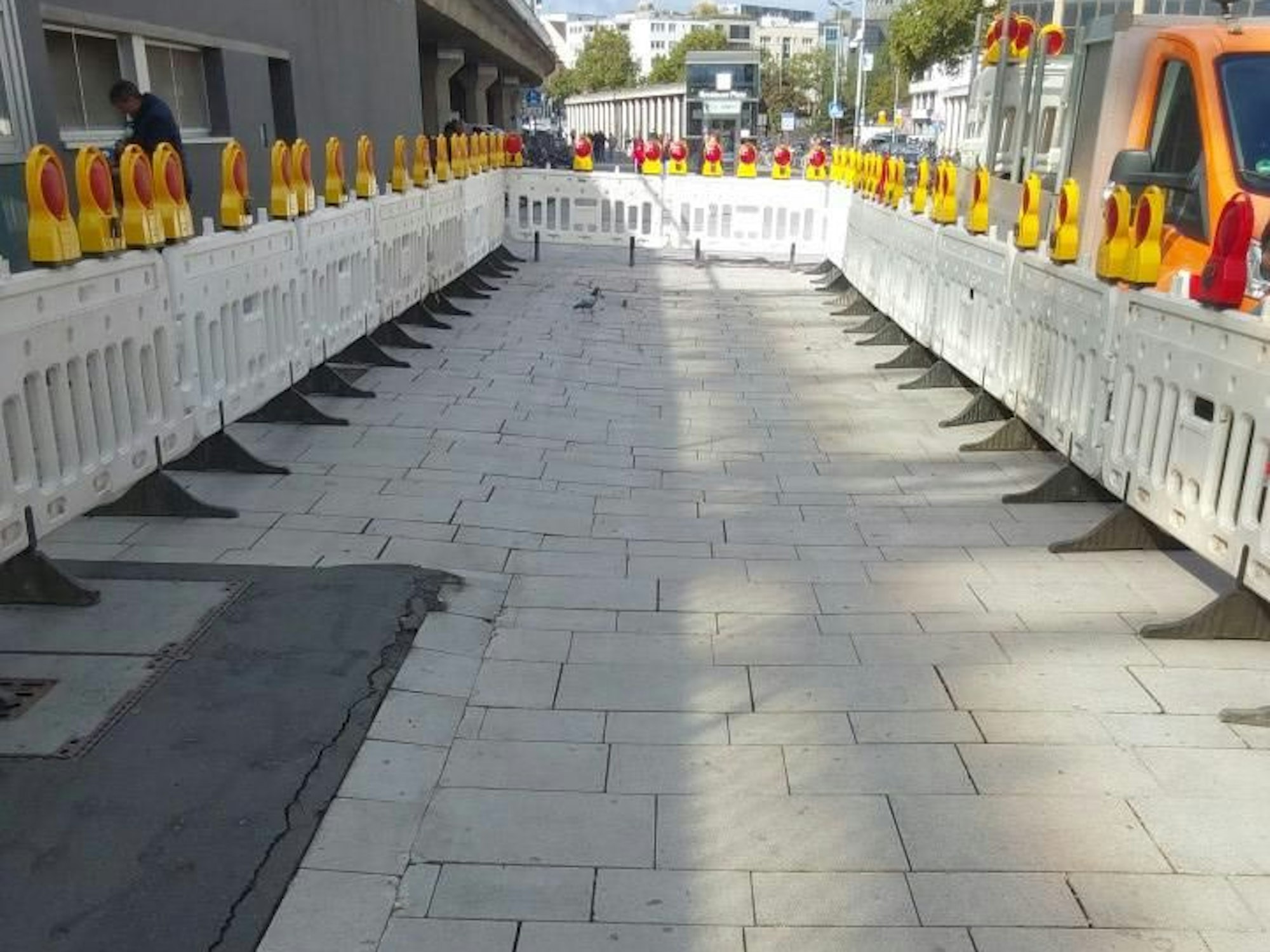 Die Bodenabsackung auf dem Breslauer Platz direkt am Kölner Hauptbahnhof
