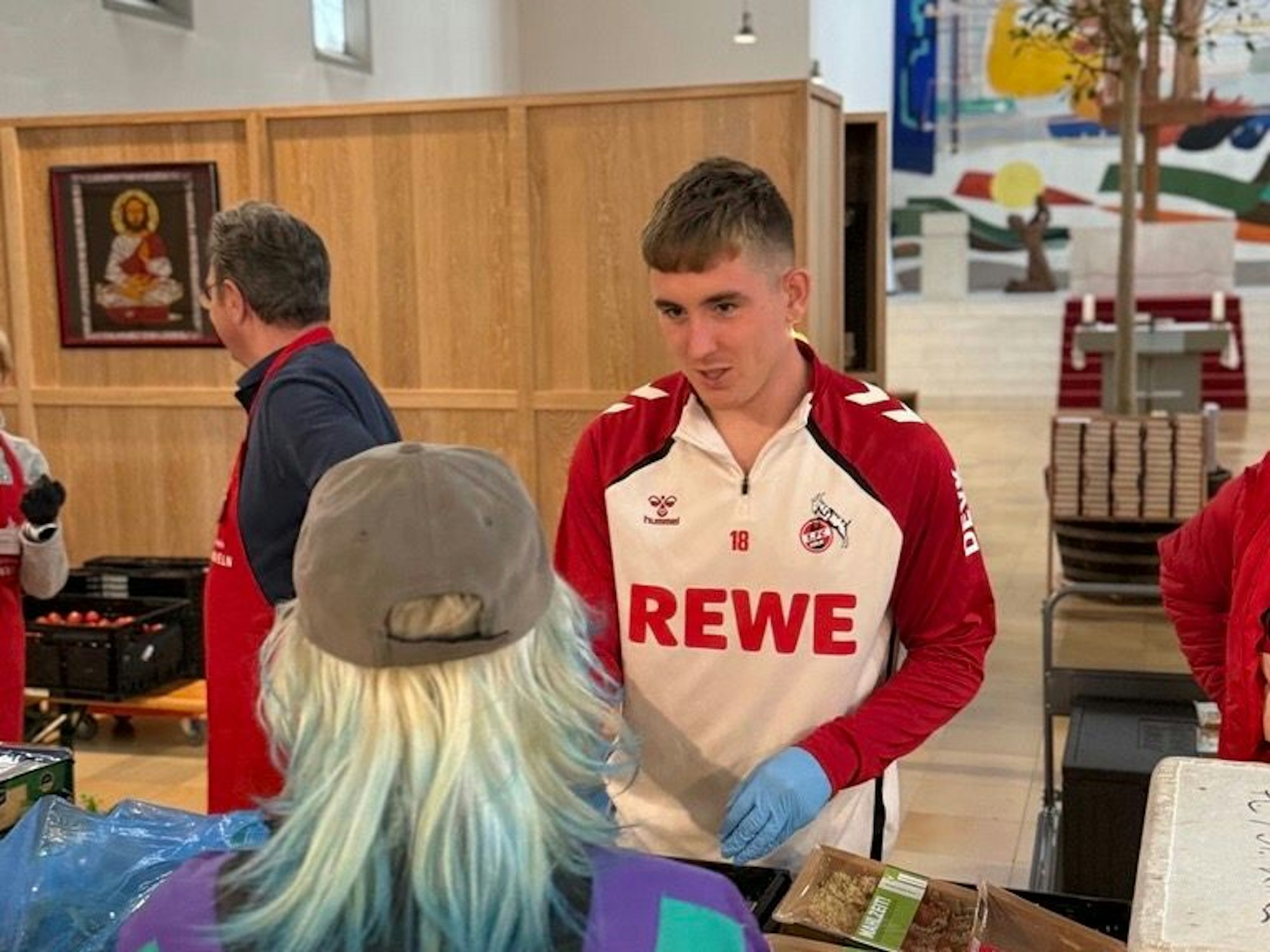 Isak Johannesson half unter der Woche (Ende September 2025) bei der Lebensmittelausgabestelle der FC-Stiftung, der Caritas an der St. Karl Kirche in Sülz aus.