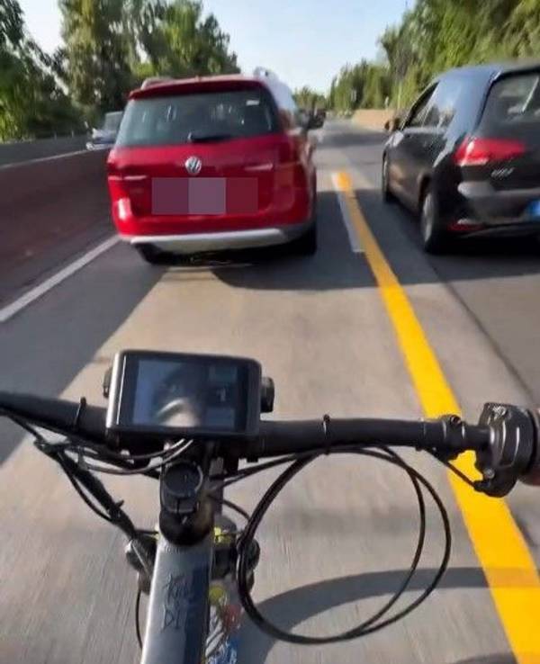 Hier drängelt der junge Mann hinter zwei Autos – mit einem getunten E-Bike auf der A565 zwischen Bonn-Endenich und Bonn-Tannenbusch.