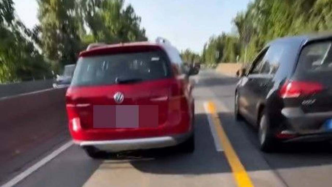 Hier drängelt der junge Mann hinter zwei Autos – mit einem getunten E-Bike auf der A565 zwischen Bonn-Endenich und Bonn-Tannenbusch.
