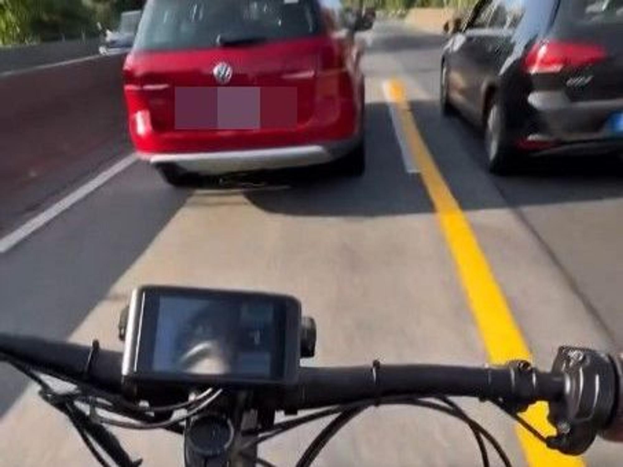 Hier drängelt der junge Mann hinter zwei Autos – mit einem getunten E-Bike auf der A565 zwischen Bonn-Endenich und Bonn-Tannenbusch.