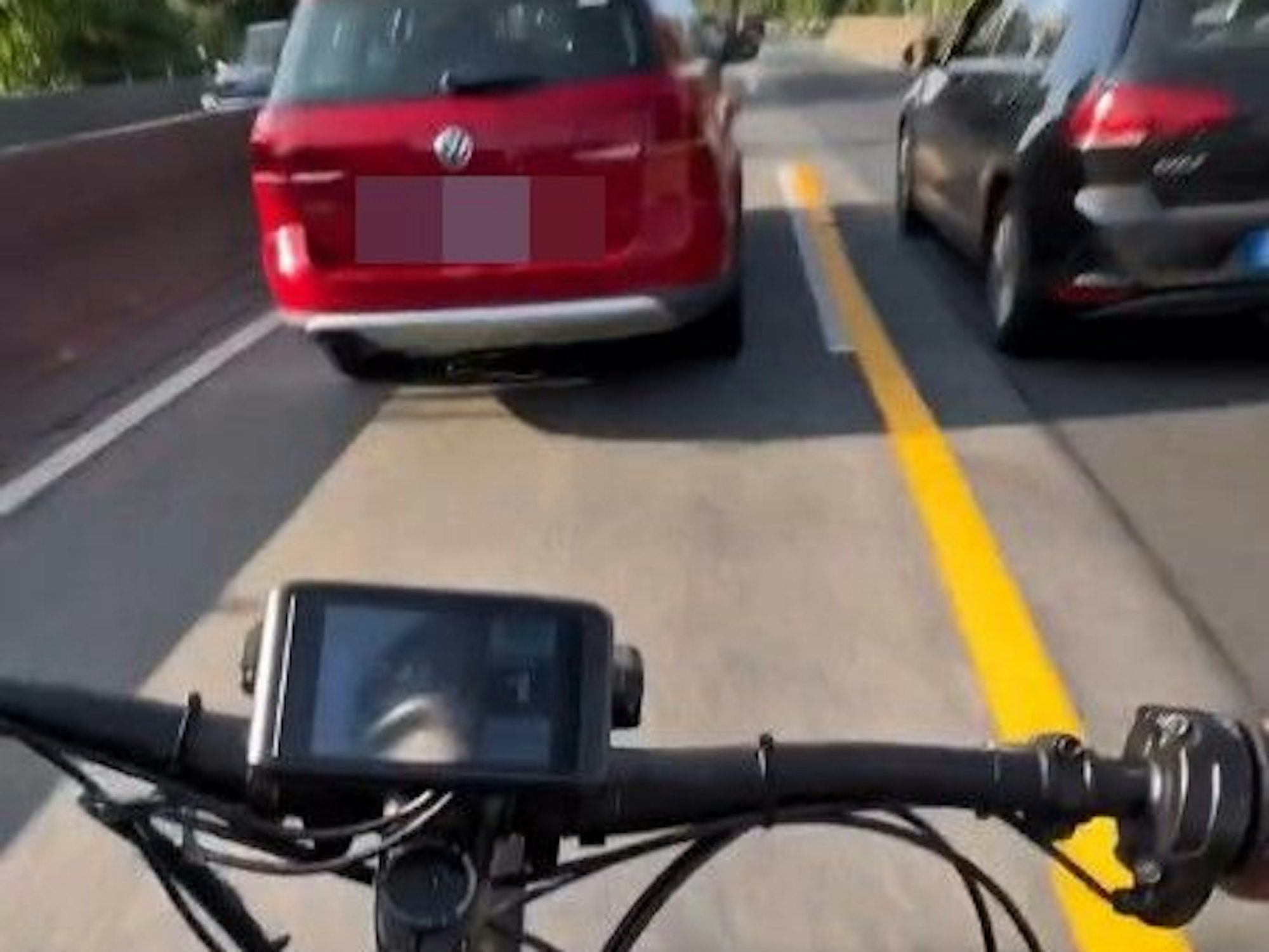 Hier drängelt der junge Mann hinter zwei Autos – mit einem getunten E-Bike auf der A565 zwischen Bonn-Endenich und Bonn-Tannenbusch.