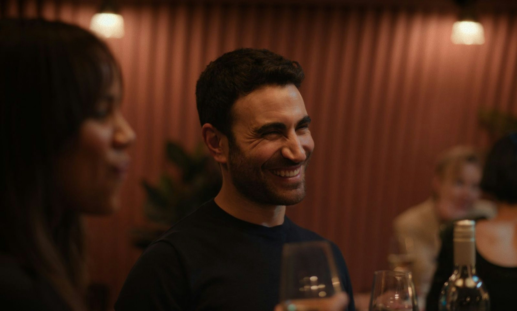 Emmy-Gewinner Brett Goldstein (“Ted Lasso“) spielt nicht nur die Hauptrolle, sondern schrieb zusammen mit Regisseur William Bridges auch das Drehbuch. (Bild: © Apple TV +)
