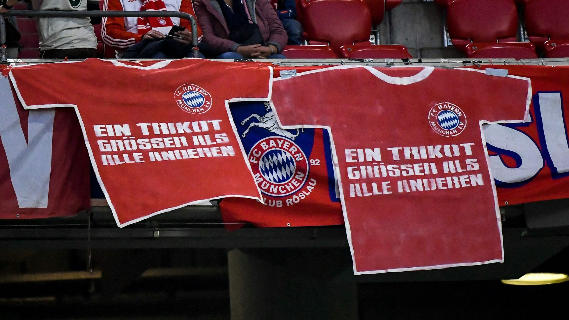 Auf Trikot-Plakaten in der Allianz-Arena steht die Botschaft: „Ein Trikot. Größer als alle anderen“.