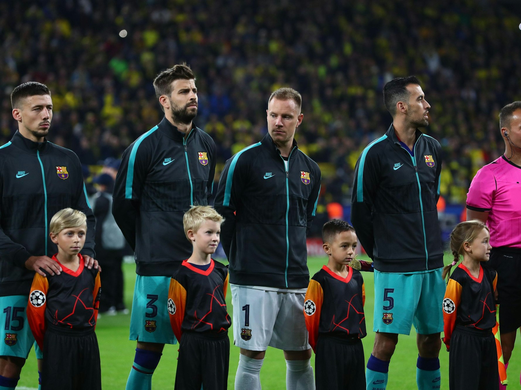 Sergio Busquets neben Teamkollegen während seiner Barcelona-Zeit.