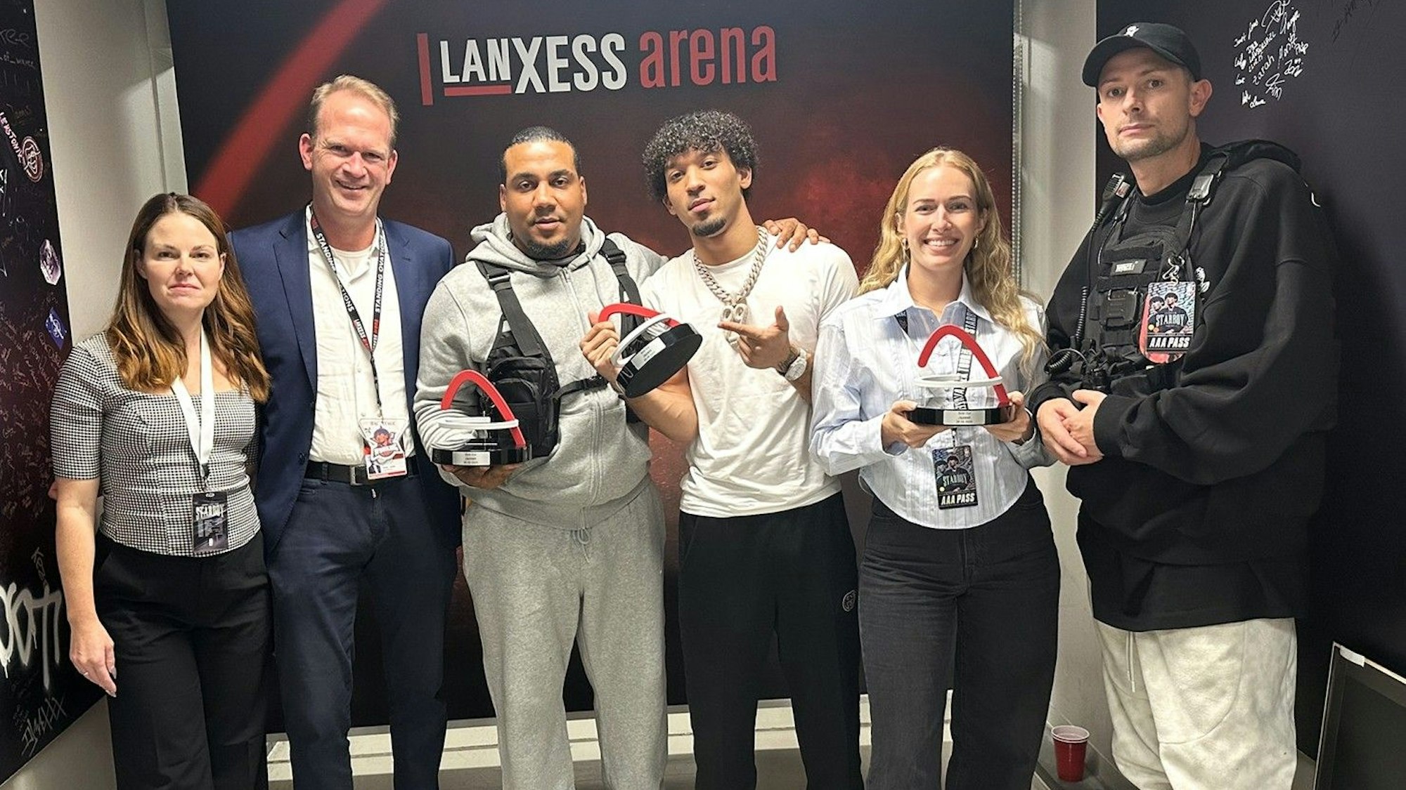 Rapper Jazeek mit seinem Award in der Lanxess-Arena.