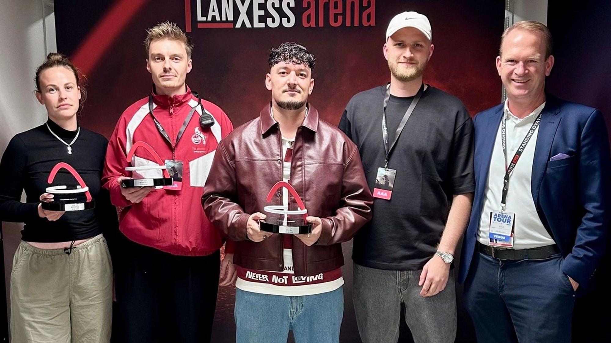 Der Rapper Montez mit seinem Team und Stefan Löcher samt Sold-out-Award.