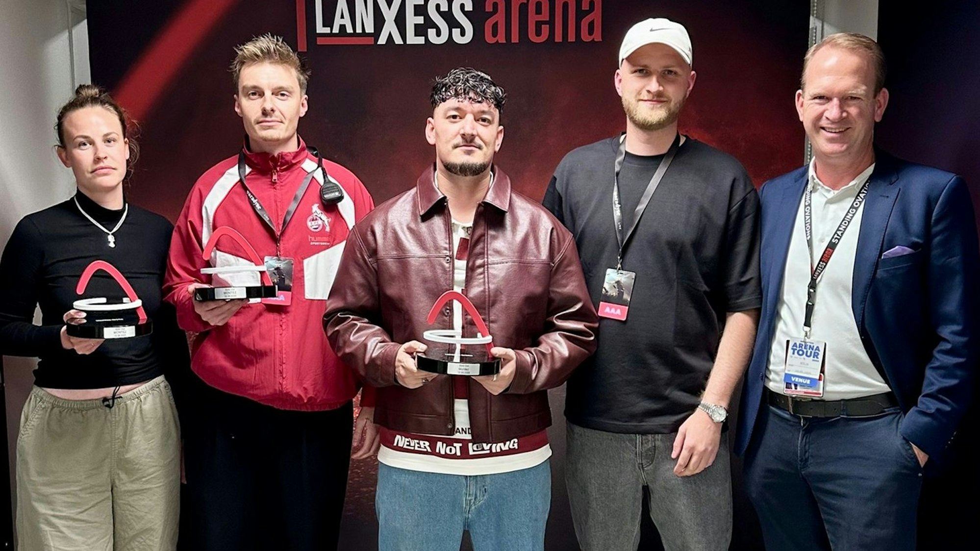 Der Rapper Montez mit seinem Team und Stefan Löcher samt Sold-out-Award.