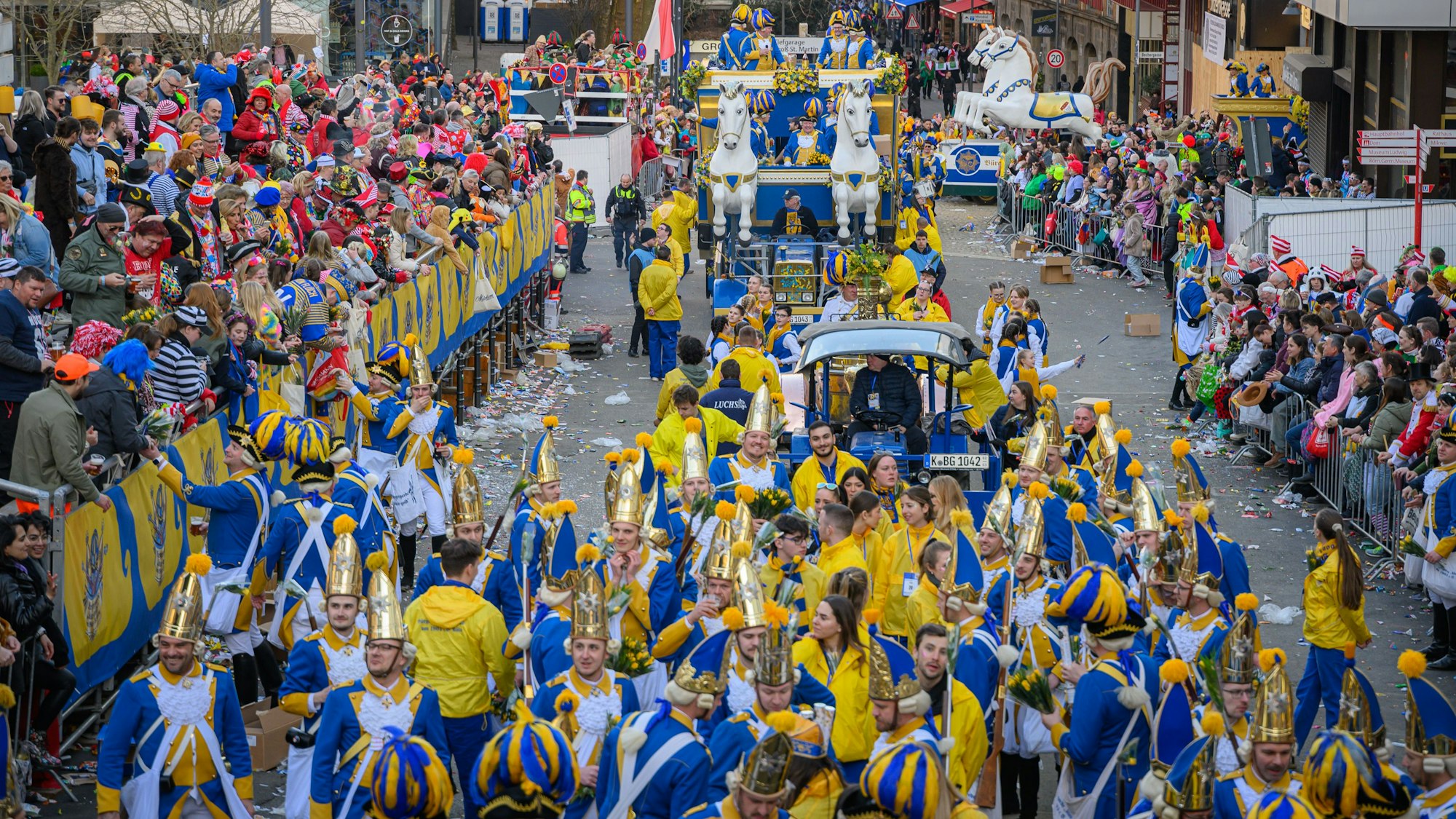 Die Tribünen der Bürgergarde beim Rosenmontagszug.