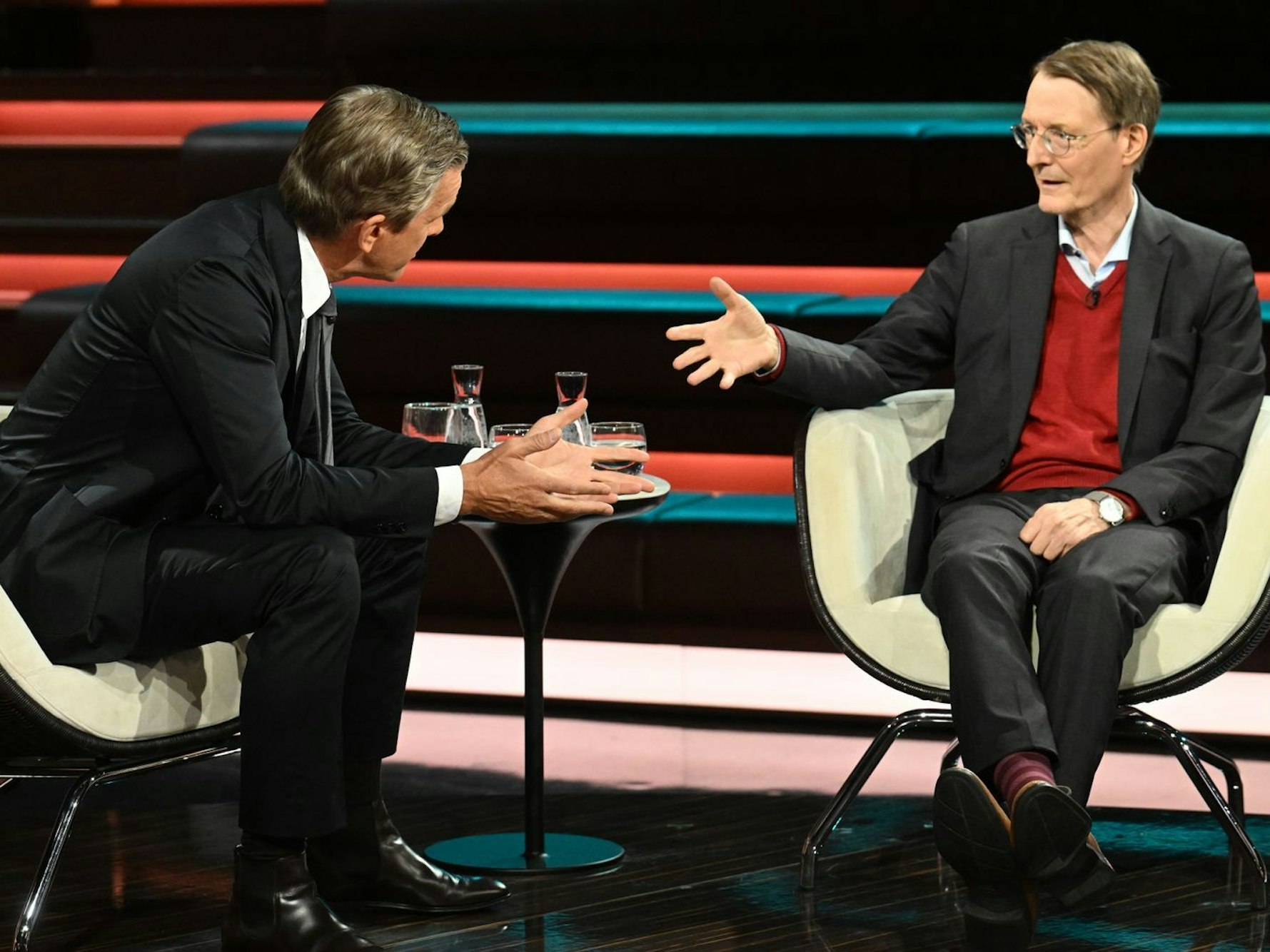 Mit einer Aussage zum deutschen Gesundheitssystem brachte Lauterbach den ZDF-Moderator zum Staunen. (Bild: ZDF / Cornelia Lehmann)