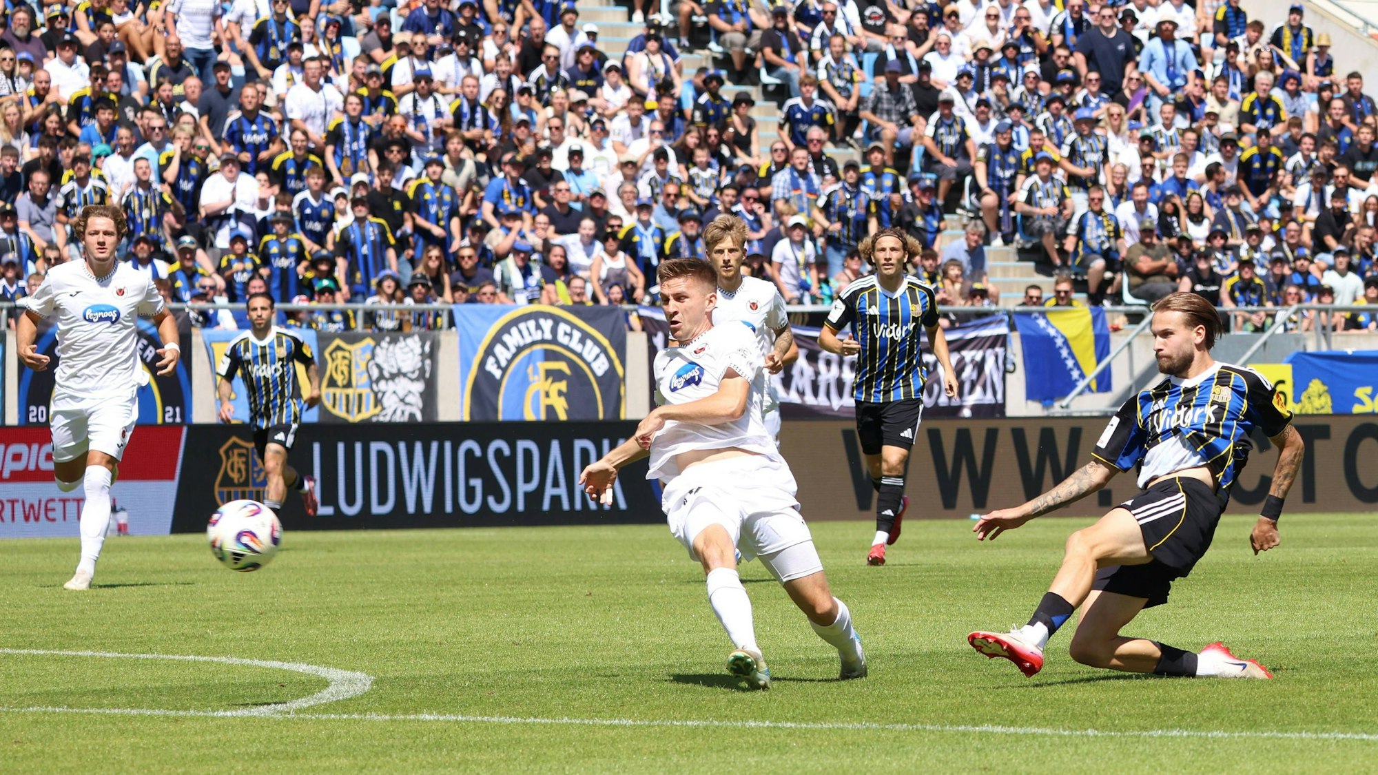 Niko Bretschneider (r.) schießt den Ball.