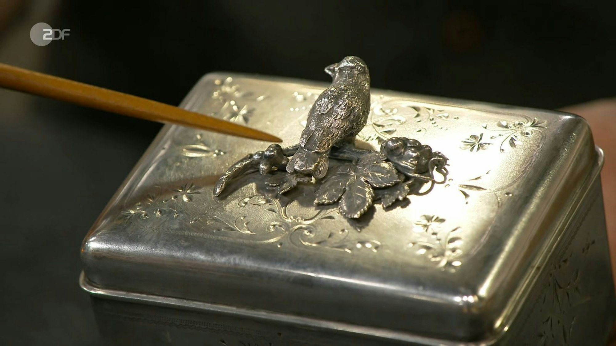 Auf dem Zuckerkasten aus Silber befand sich ein Vogel: „Das ist wirklich ungewöhnlich“, klärte Experte Colmar Schulte-Goltz. „Zuckerkästen kommen meistens zwar mit einem Schloss vorne daher, haben manchmal eine Art von Knauf obendrauf, aber dass da tatsächlich so ein großes Ornament angebracht ist, das ist außergewöhnlich und selten.“
(Bild: ZDF)