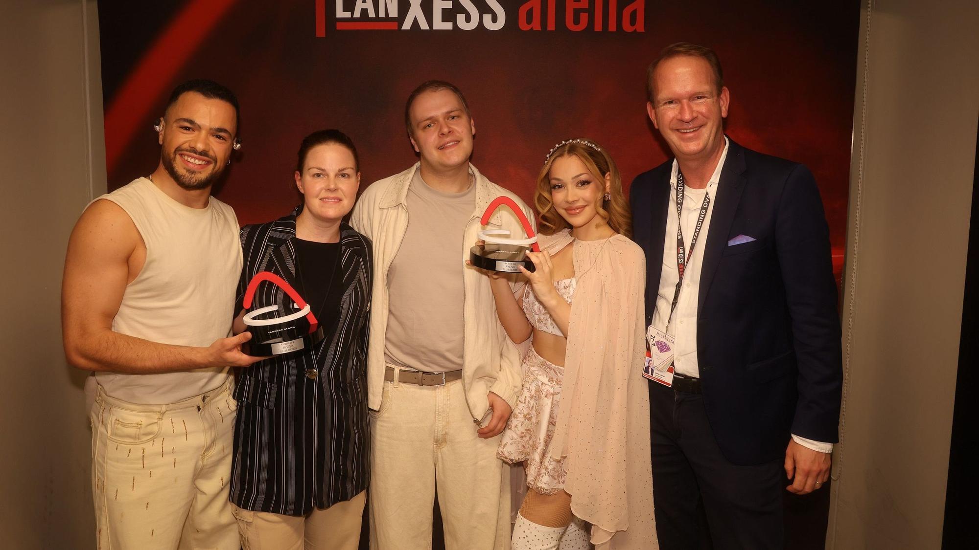 Stefan Löcher überreicht Ayliva und ihrem Team einen Sold-out-Award.