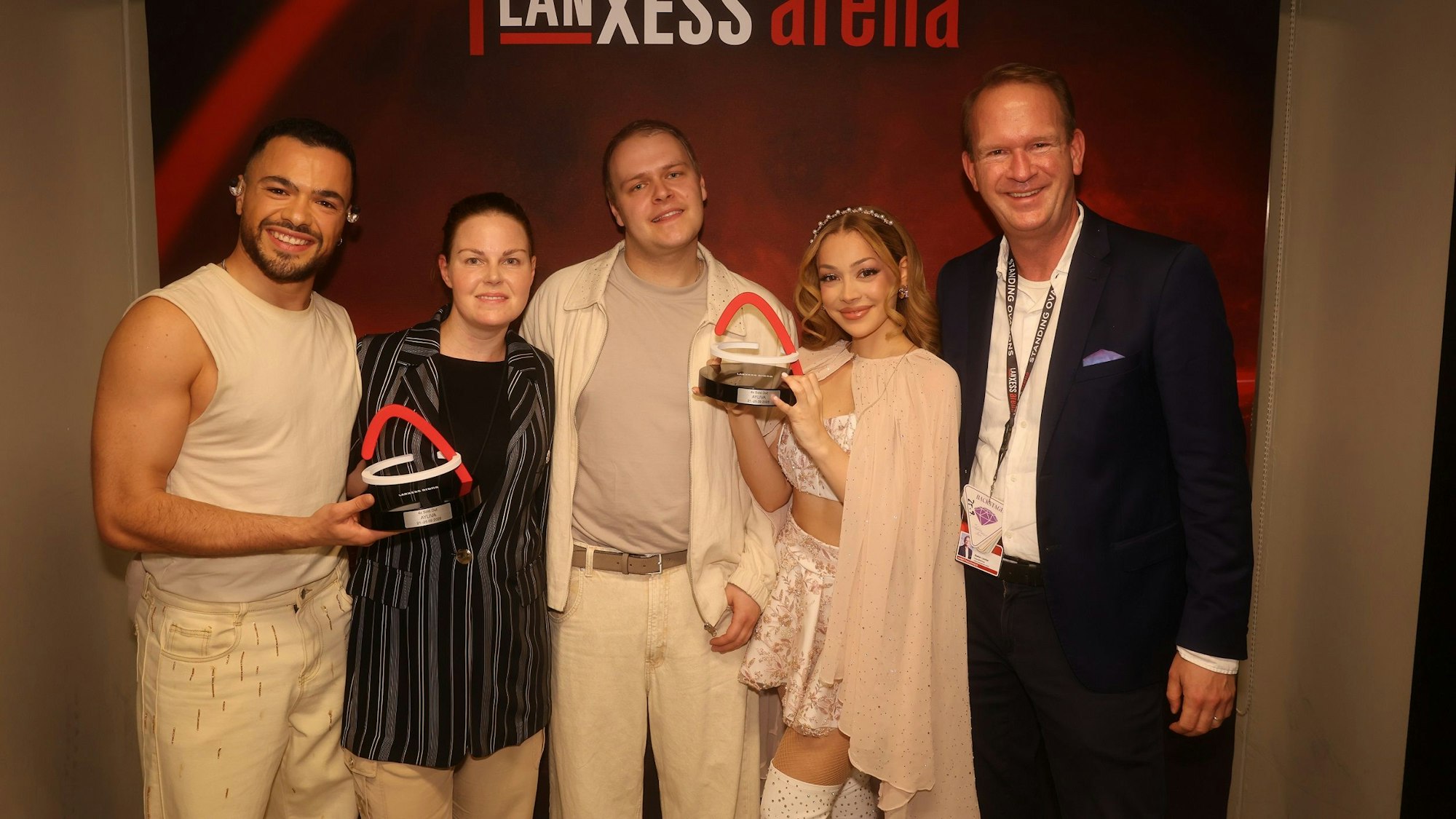 Stefan Löcher überreicht Ayliva und ihrem Team einen Sold-out-Award.