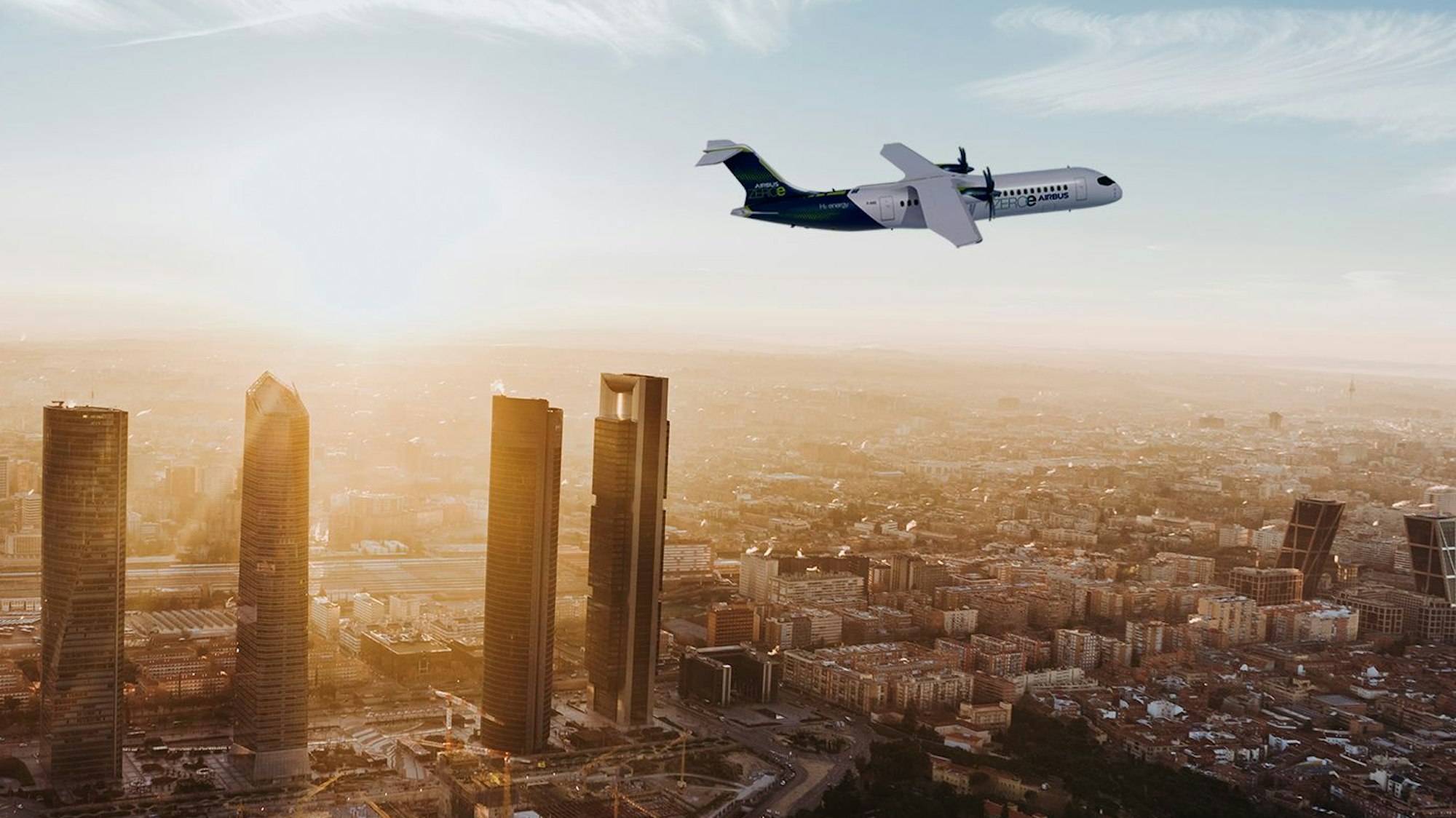 Ein Flugzeug fliegt über eine Großstadt im Abendlicht.