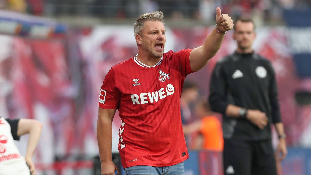 Lukas Kwasniok gibt am Spielfeldrand Anweisungen.