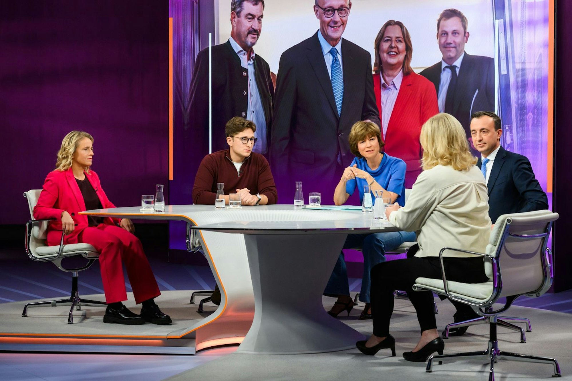 Maybrit Illner (Mitte) diskutierte mit Verena Bentele (links), Philipp Türmer, Paul Ziemiak, Eva Quadbeck sowie Boris Palmer (nicht im Bild). (Bild: ZDF/Jule Roehr )
