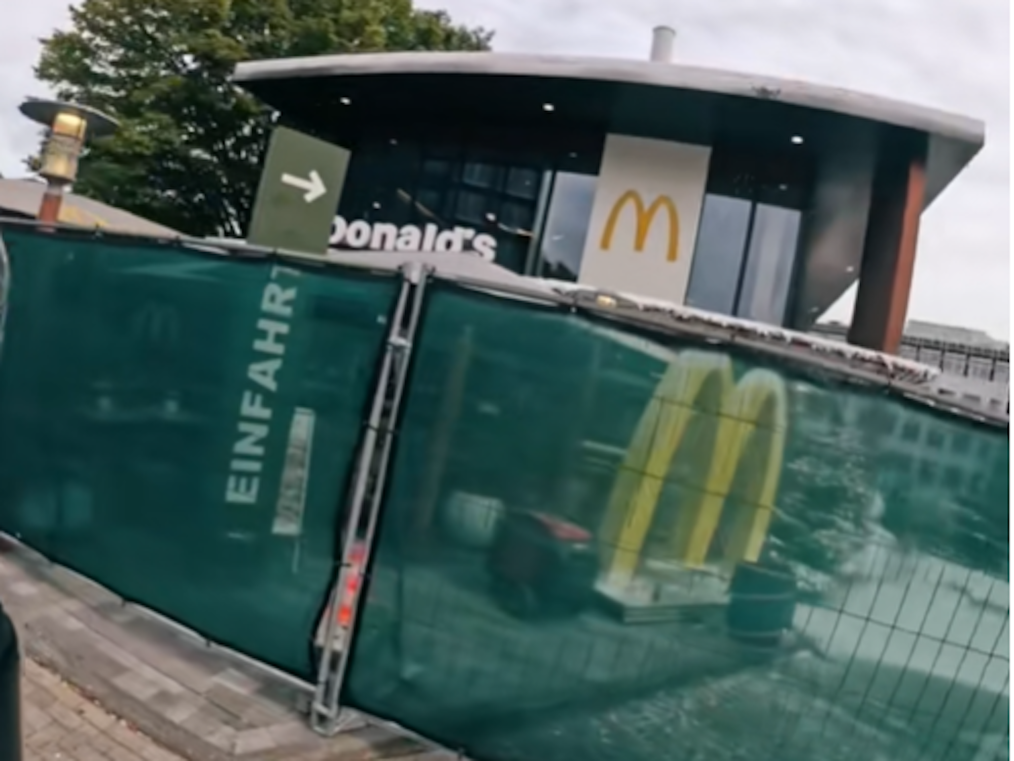 Die McDonald's-Filiale in Müngersdorf war für Dreharbeiten zeitweise gesperrt.