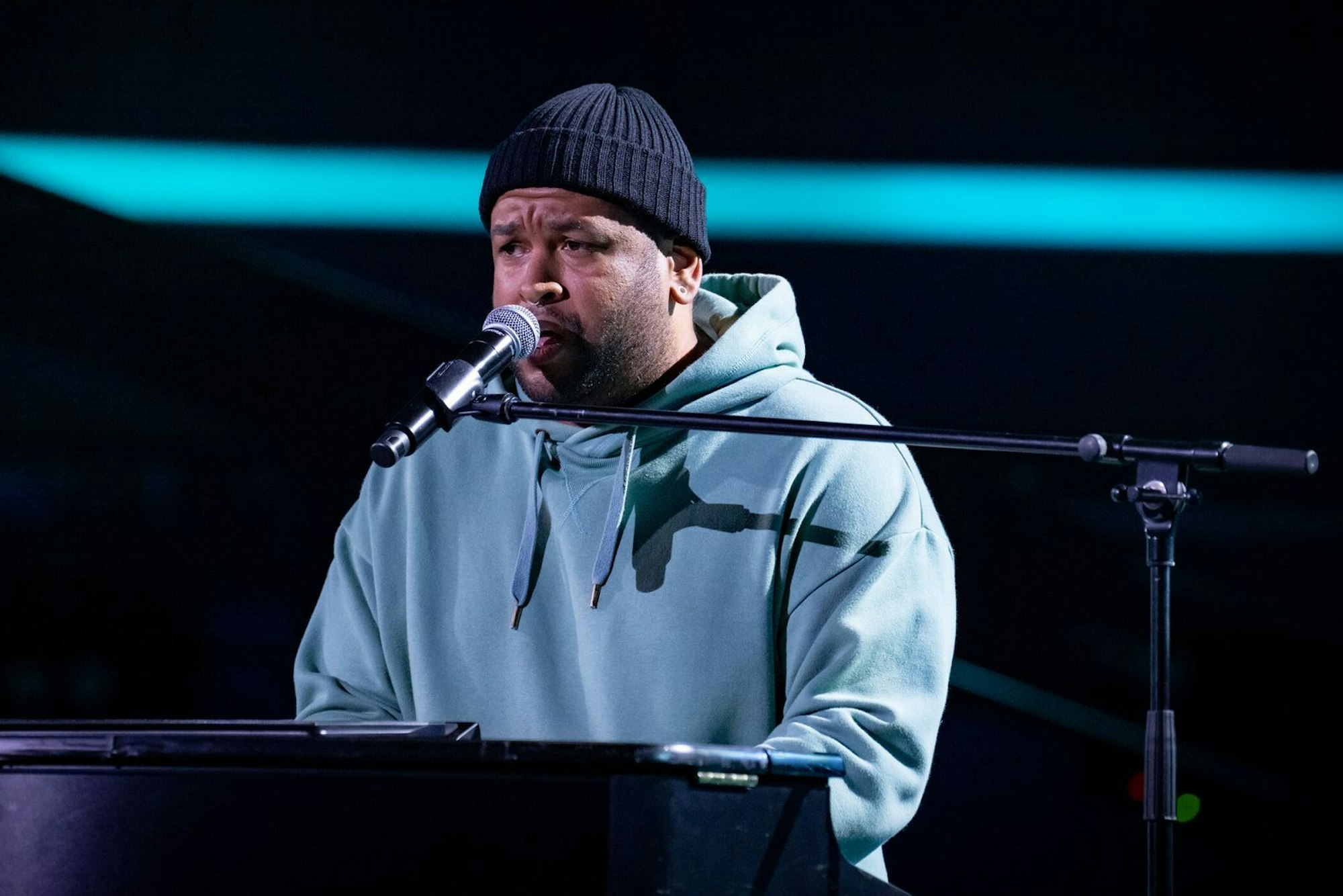 Vasco Jose sitzt am Klavier und singt in der TV-Show „The Voice of Germany“.