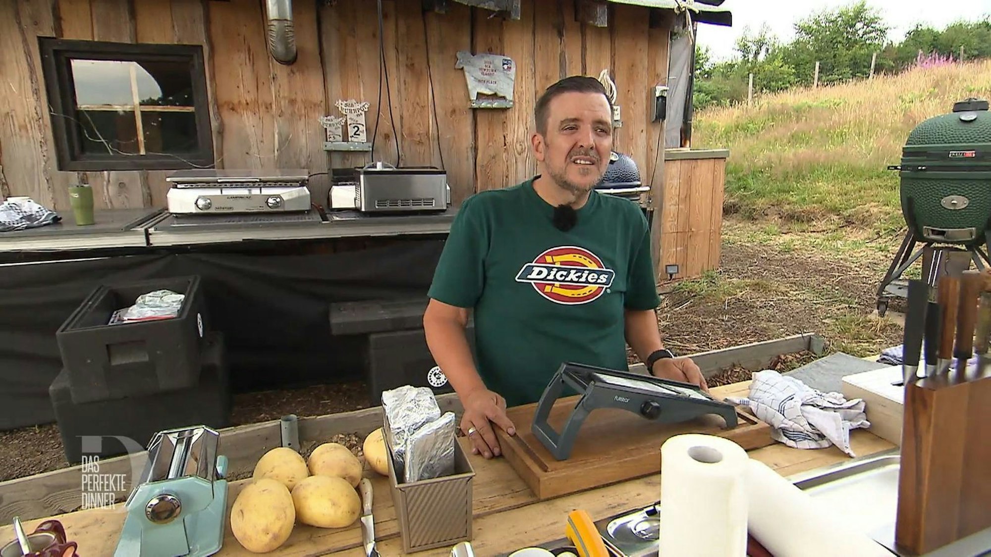 Auf seiner Grill-Ranch hat Stephan genug Platz für verschiedenste Grills und weitere Geräte.
(Bild: RTL)