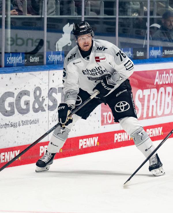 Cody Kunyk versucht Kölns Nate Schnarr (l.) am Passen zu stören.