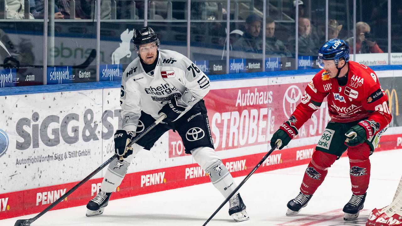 Cody Kunyk versucht Kölns Nate Schnarr (l.) am Passen zu stören.