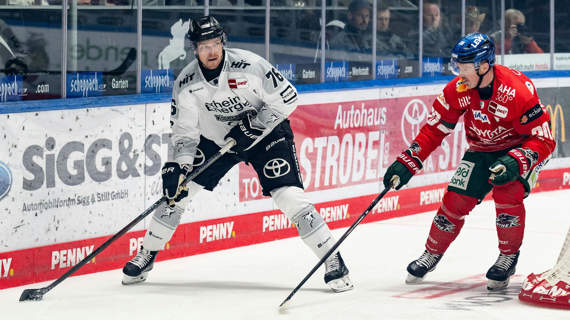 Cody Kunyk versucht Kölns Nate Schnarr (l.) am Passen zu stören.